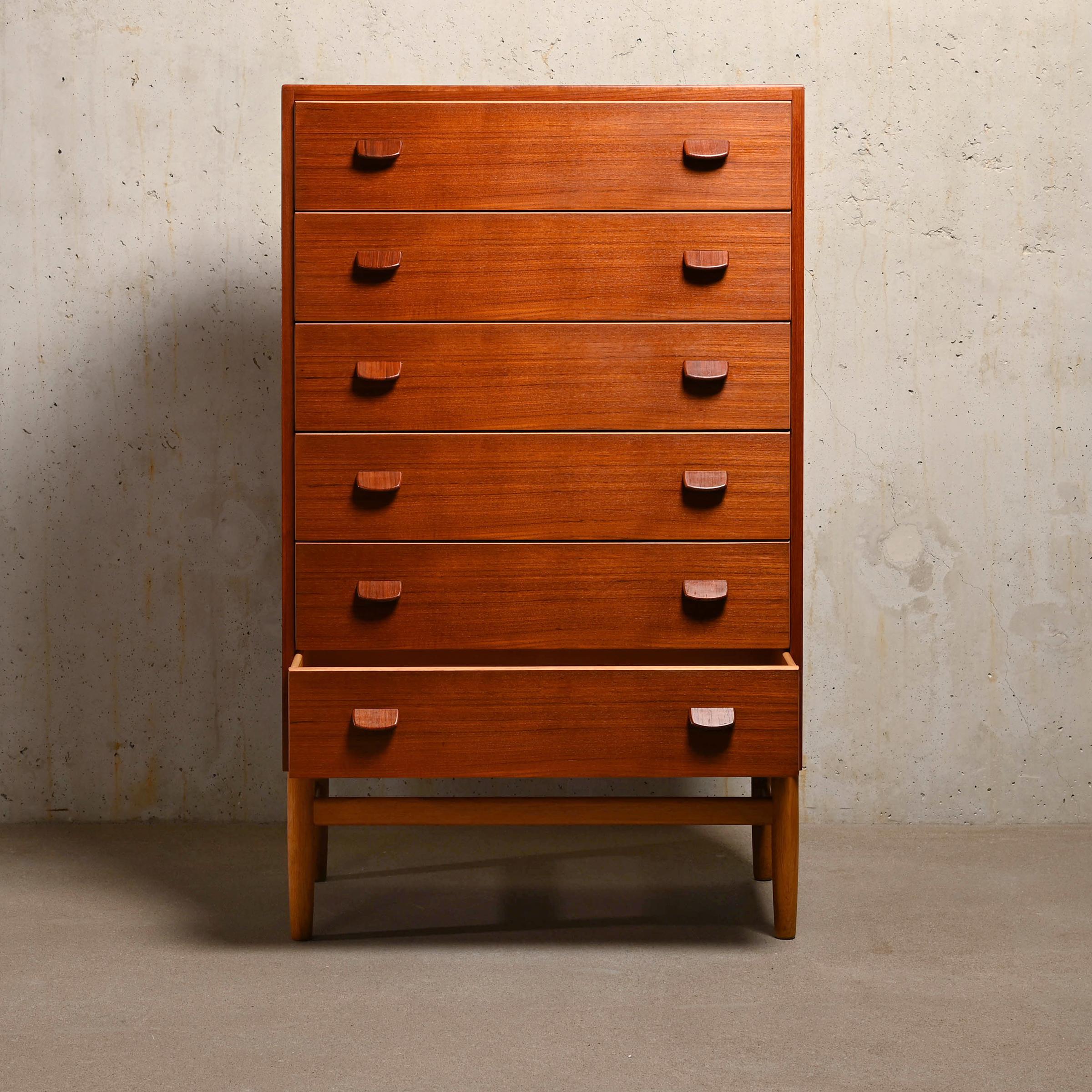 Large chest of drawers designed by Paul Volther for FDB Møbler and manufactured by Tarm Stole & Møbelfabrik, Denmark. The chest of drawers consists of 6 drawers veneered in teak with beautiful detailed handles. The interior is made of beech wood.