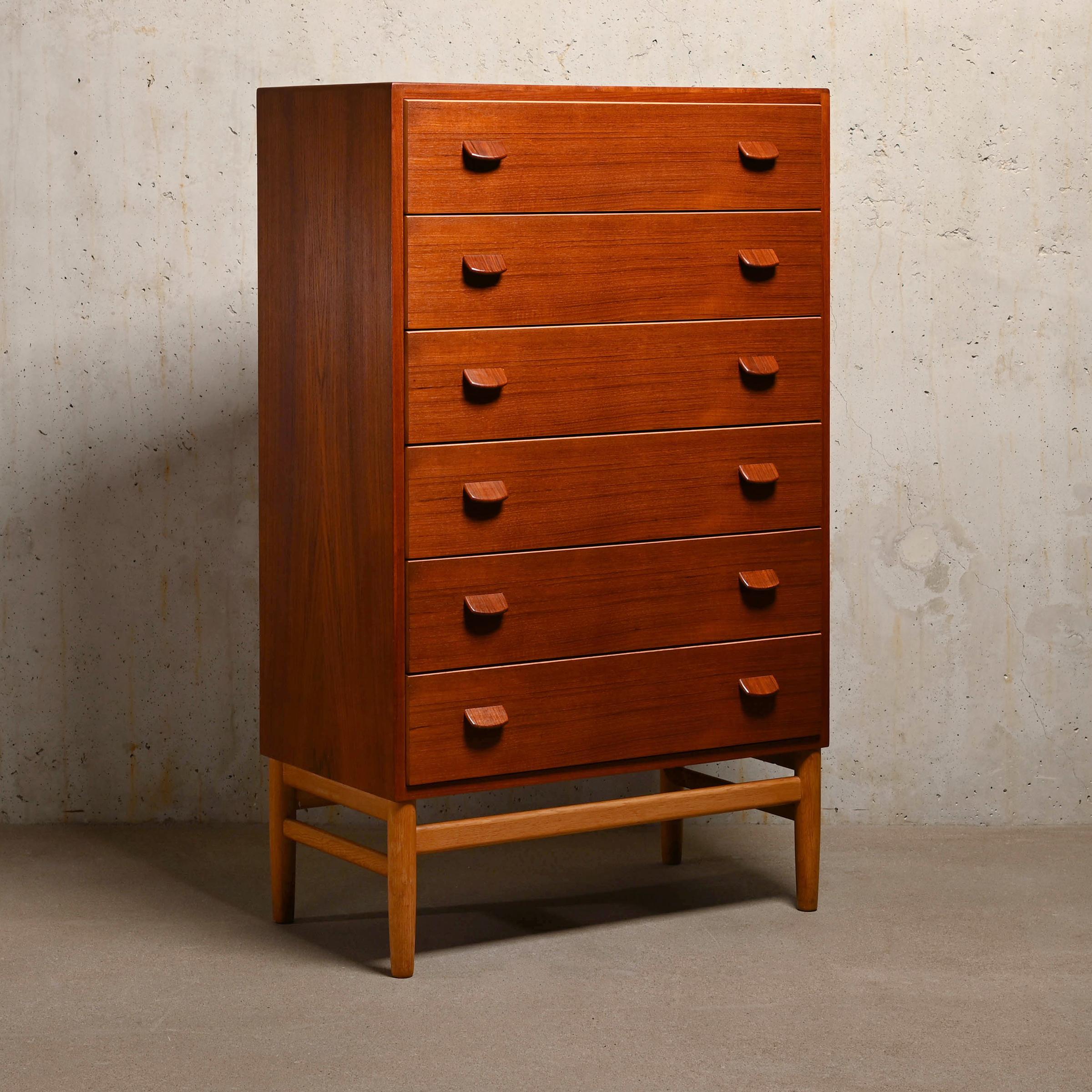 Poul Volther Chest of Drawers, Model F17 in teak and oak for FDB Møbler, Denmark In Good Condition In Amsterdam, NL