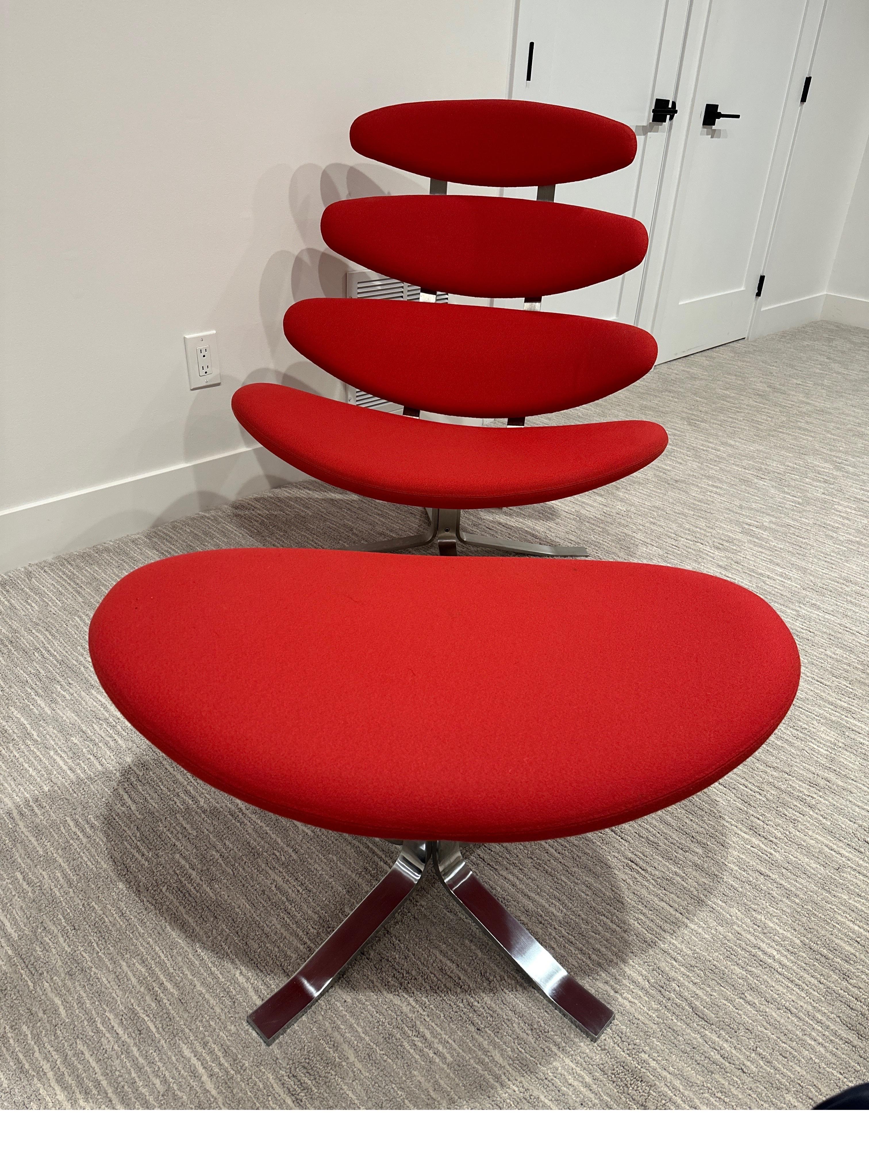 Poul M. Volther Corona Chair für Erik Jørgensen in den 1960er Jahren. Vier gepolsterte Kissen in leuchtendem Rot erheben sich auf einem Edelstahlrahmen, der am Fuß des Sessels drehbar ist. So entsteht ein bequemer und optisch ansprechender
