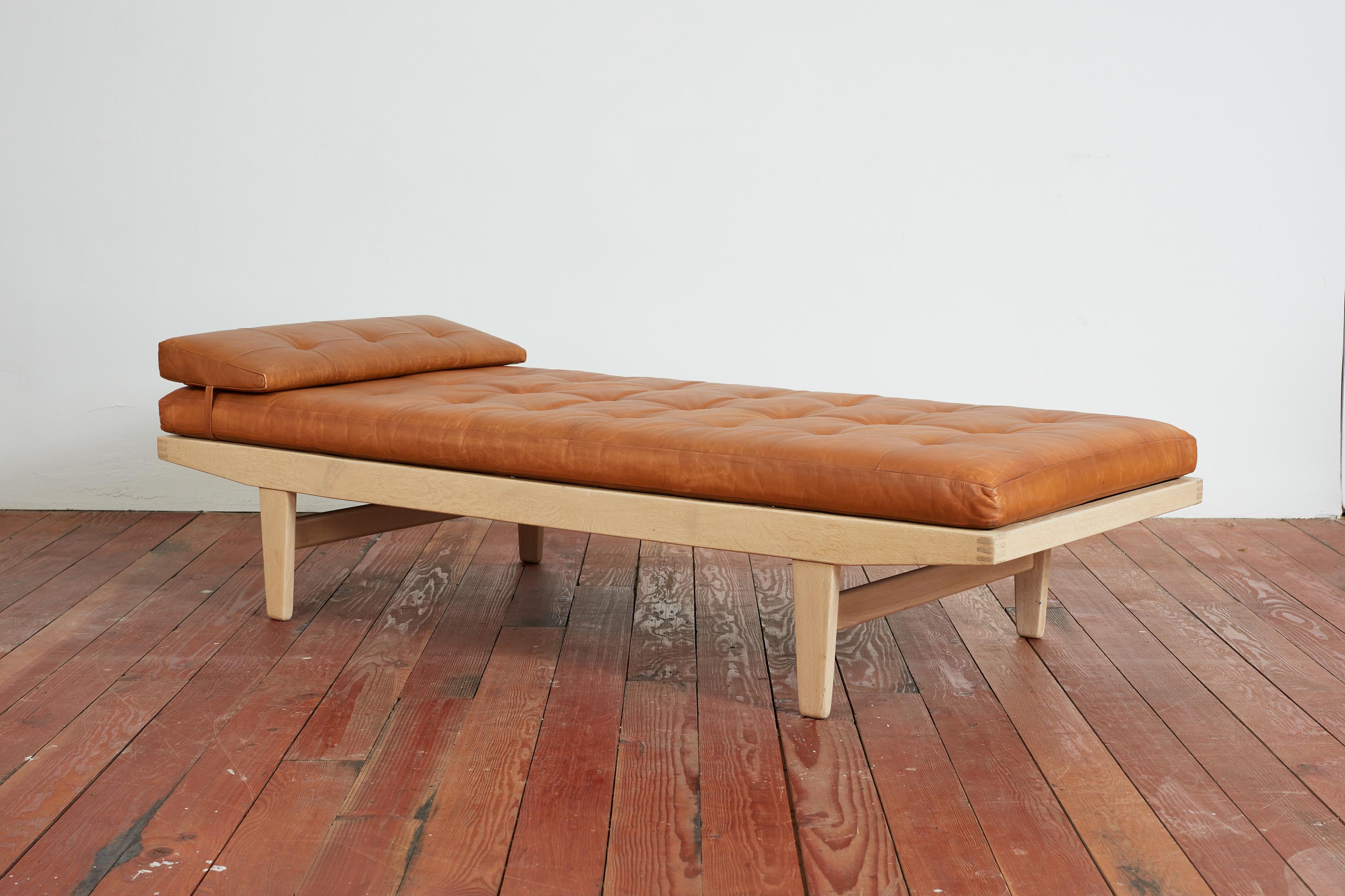 Wonderful daybed by Poul Volther in beautifully aged saddle leather with tufted cushion and wedged pillow. 

Simple slatted oakwood frame.

Circa 1950s.