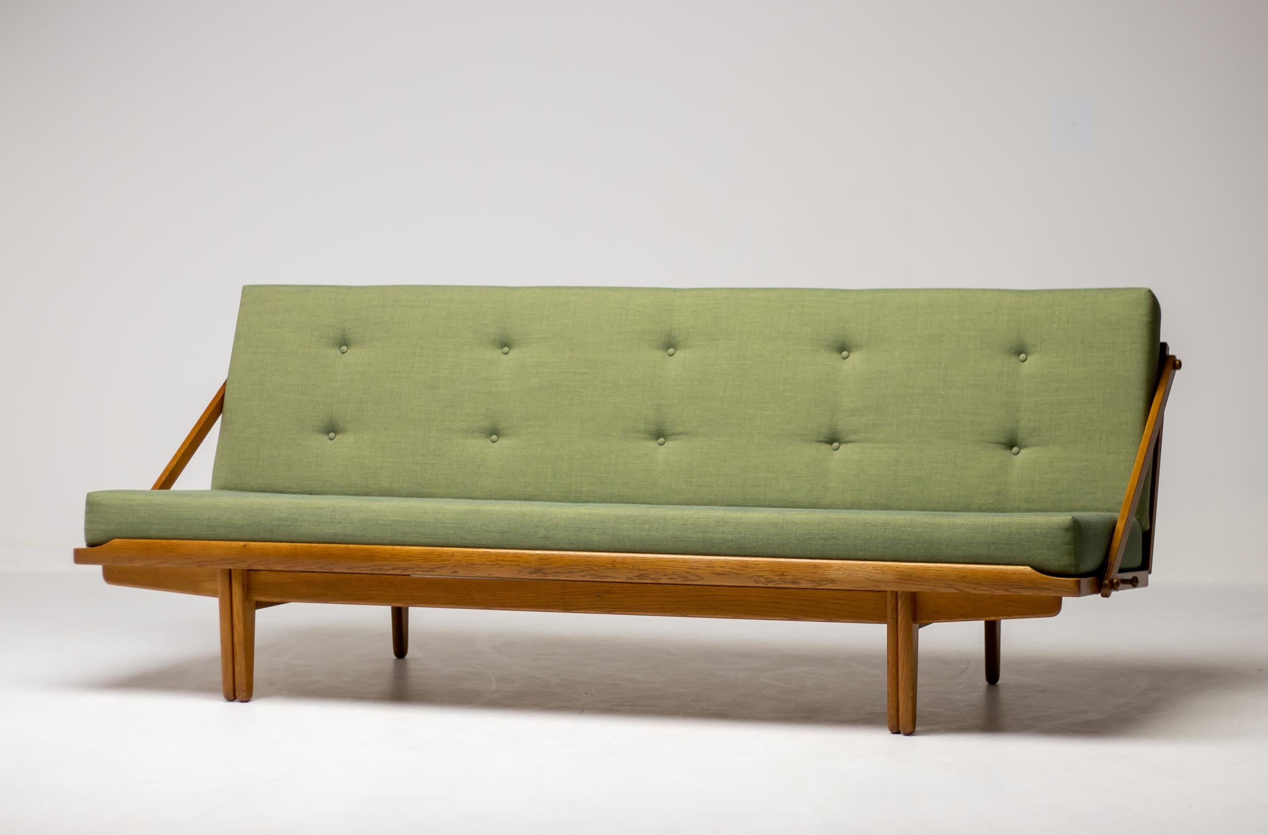 Très beau canapé-lit sophistiqué Modèle 981 conçu par Poul Volther, fabriqué par Gemla, Danemark, vers 1960. Ce canapé, surnommé 