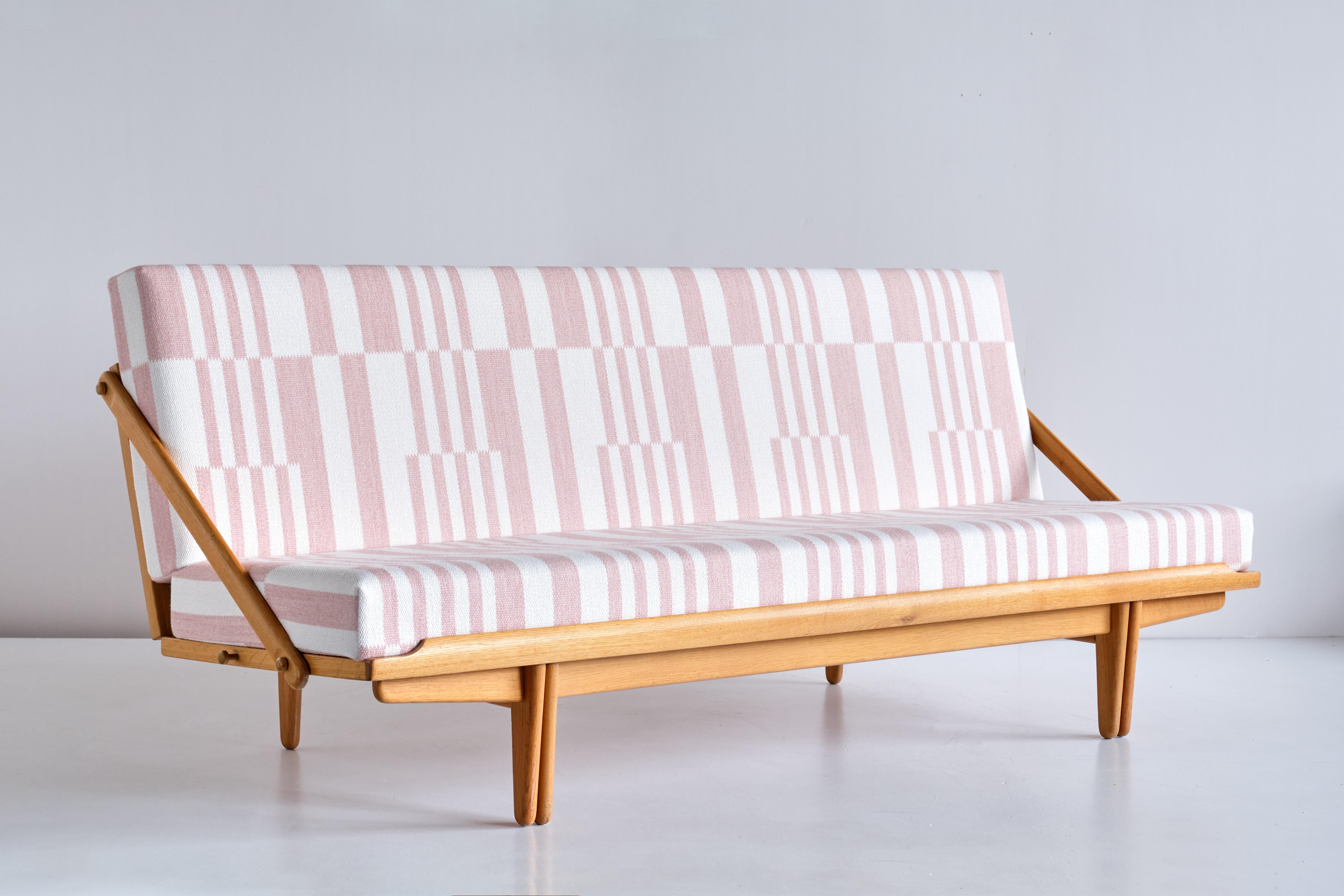 This rare daybed / sofa was designed by Poul Volther and produced by Gemla Fabrikers AB in Sweden, 1955. This particular model was named Diva and numbered 981. The base is in solid oak wood and can be folded down to create a (day)bed. The cushions