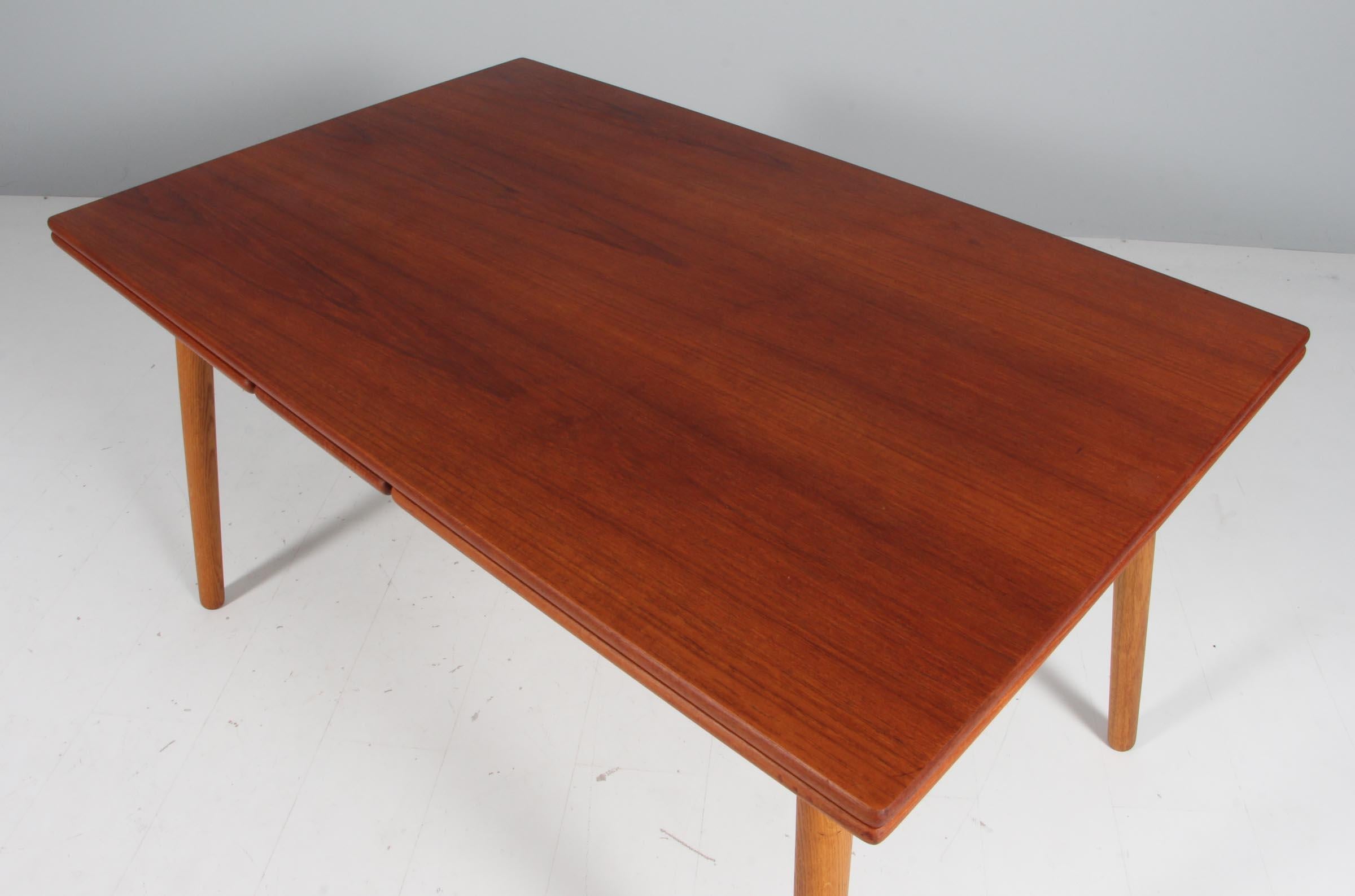 Poul Volther dining table with top of veenered teak, two extension leafes of 55 cms. 

Base of solid oak.

Made by FDB.