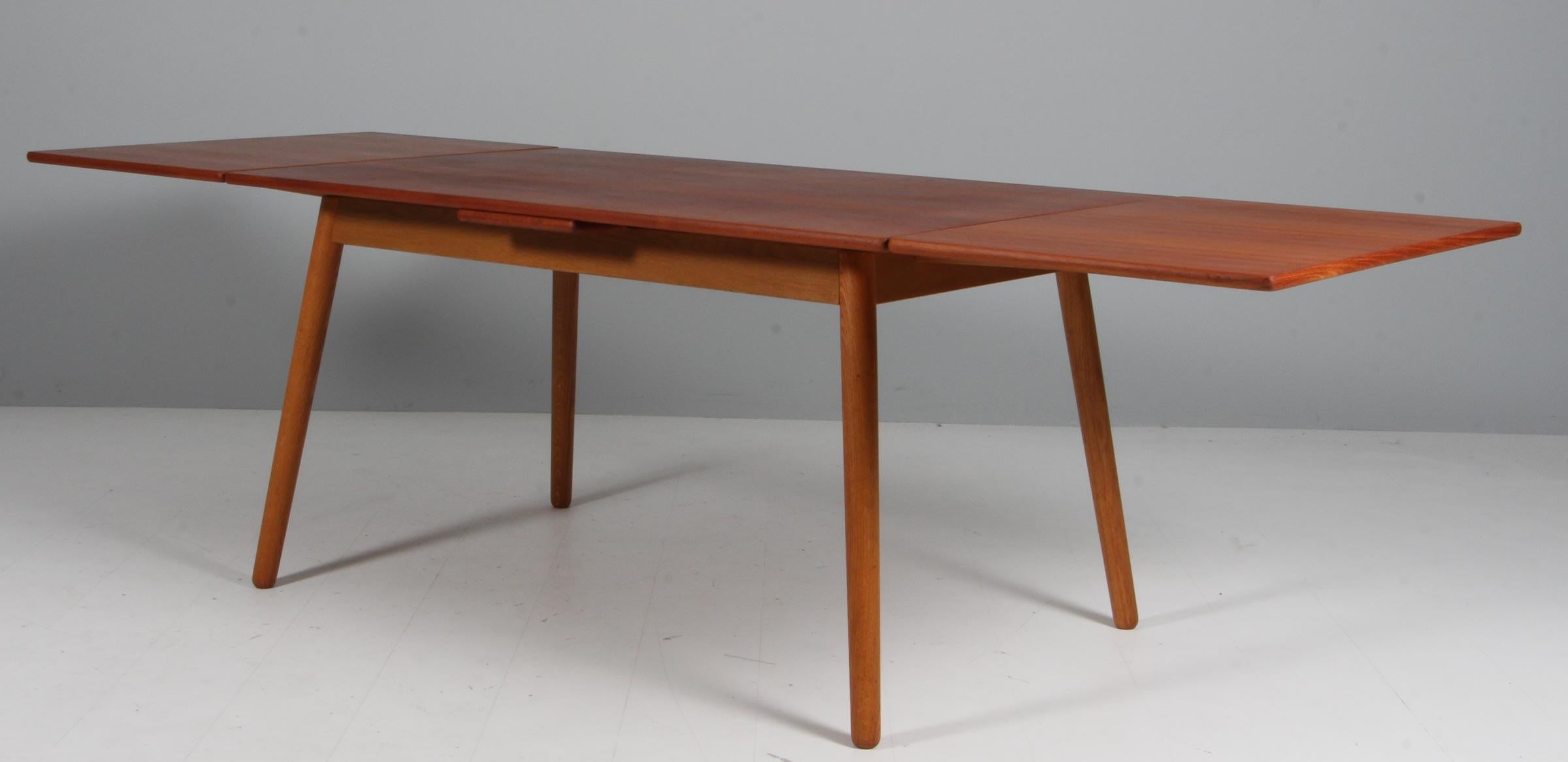 Poul Volther for FDB dining table in teak and oak, extension leafes. In Good Condition For Sale In Esbjerg, DK