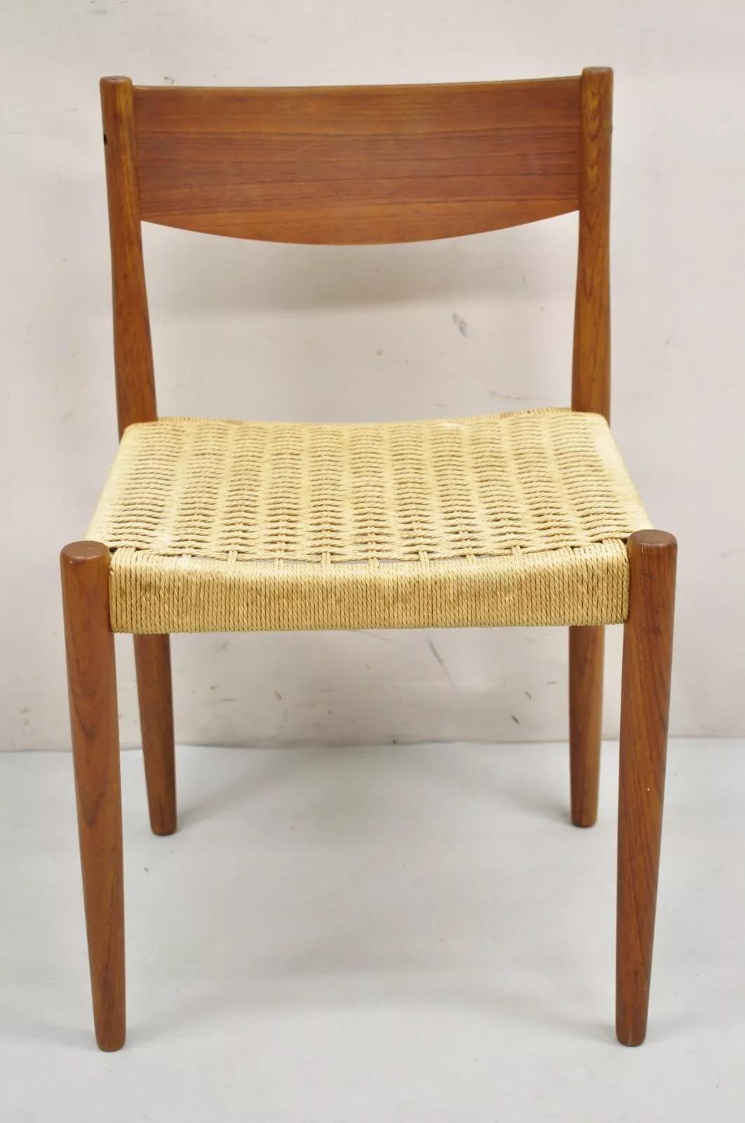 Poul Volther per Frem Røjle Sedia da pranzo in teak moderna del metà secolo con seduta in corda intrecciata. Circa metà del XX secolo. Misure: 29,5