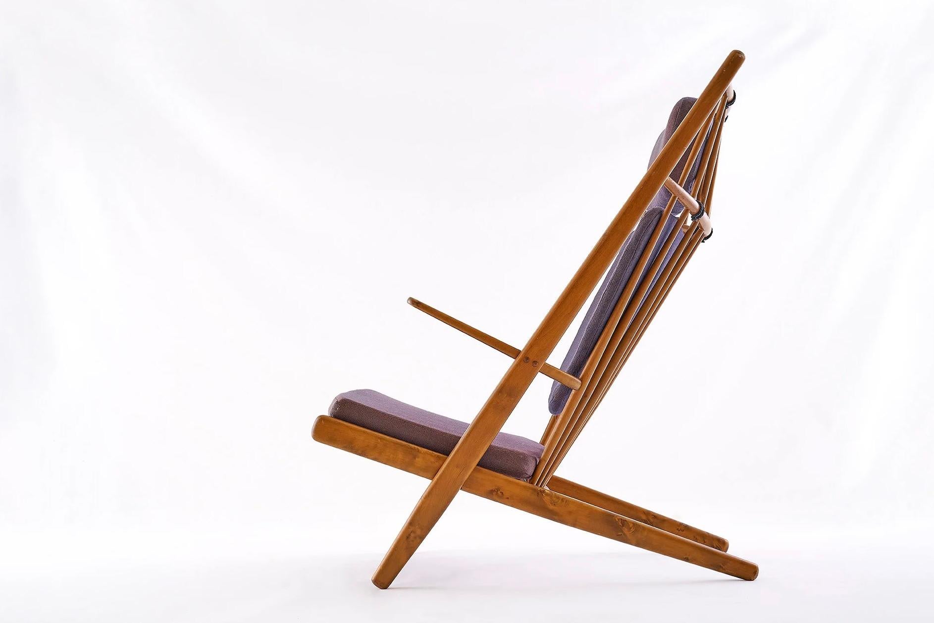 Fauteuil à dossier haut conçu par Poul M-One
Modèle Goliat ou Sunburst
Gemla Sweden circa 1960's

Structure en hêtre laqué avec dossier en fuseau et pieds fortement évasés.
Coussins d'assise et de dossier en capitonnage d'origine avec mousse