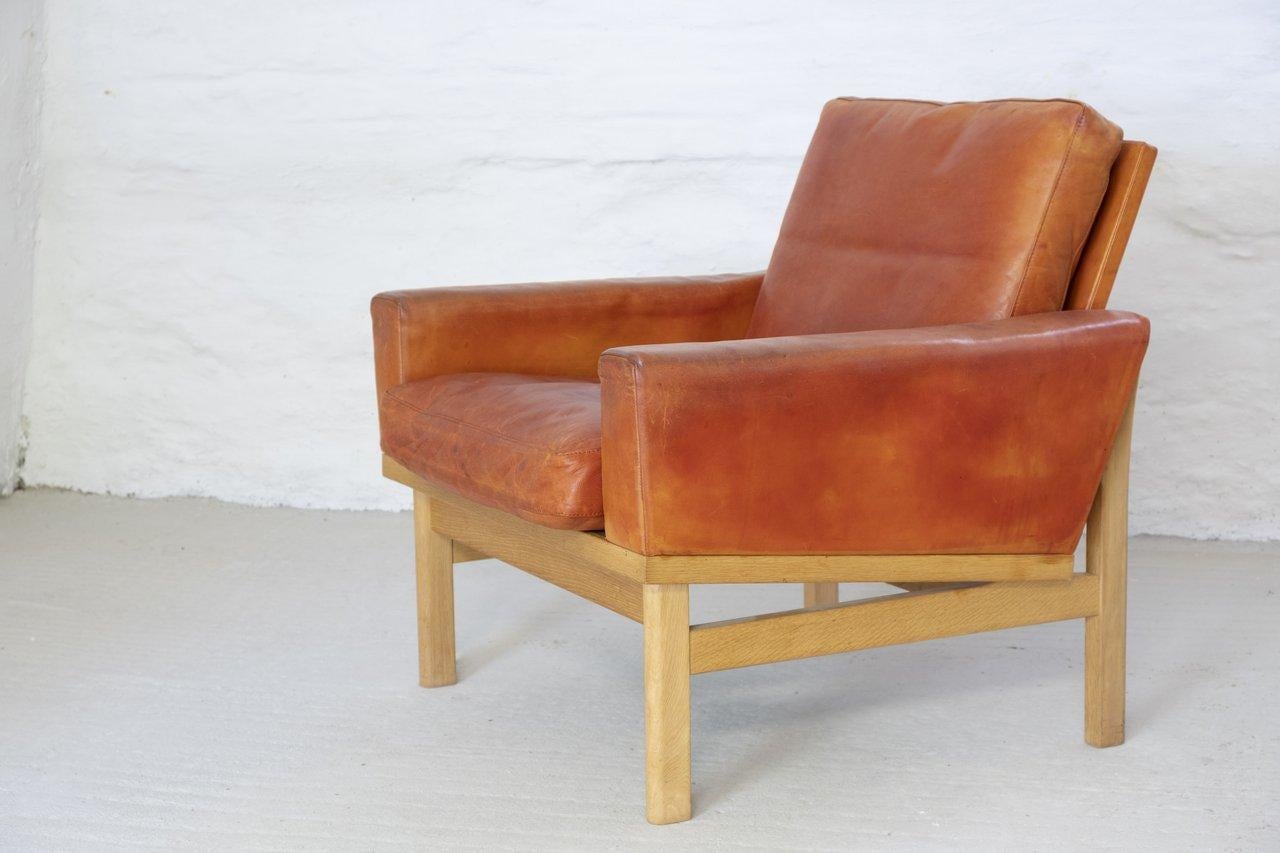 Schöner und seltener Loungesessel, entworfen von Poul Volther und hergestellt von Erik Jørgensen in den frühen 1960er Jahren. Wunderbare Kombination aus Eiche und patiniertem Leder.
Der Stuhl ist in gutem, altersgemäßem Originalzustand. Ein