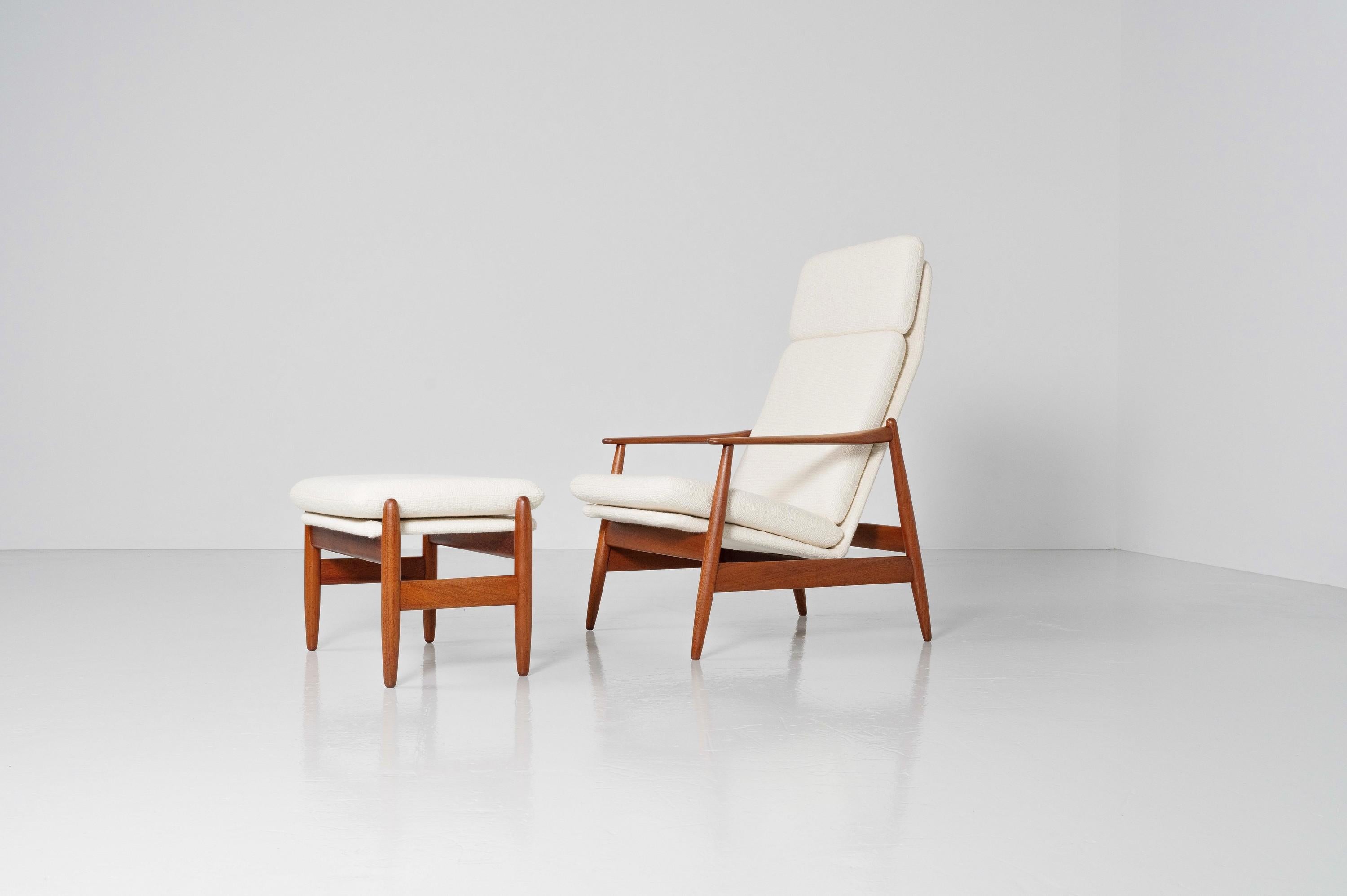 Comfortable and typical Scandinavian shaped lounge chair designed by Poul M. Volther and manufactured by Frem Røjle, Denmark 1960. The chair has a solid teak wooden frame and has its tyipcal carpentry details which the Danish woodworkers were proud