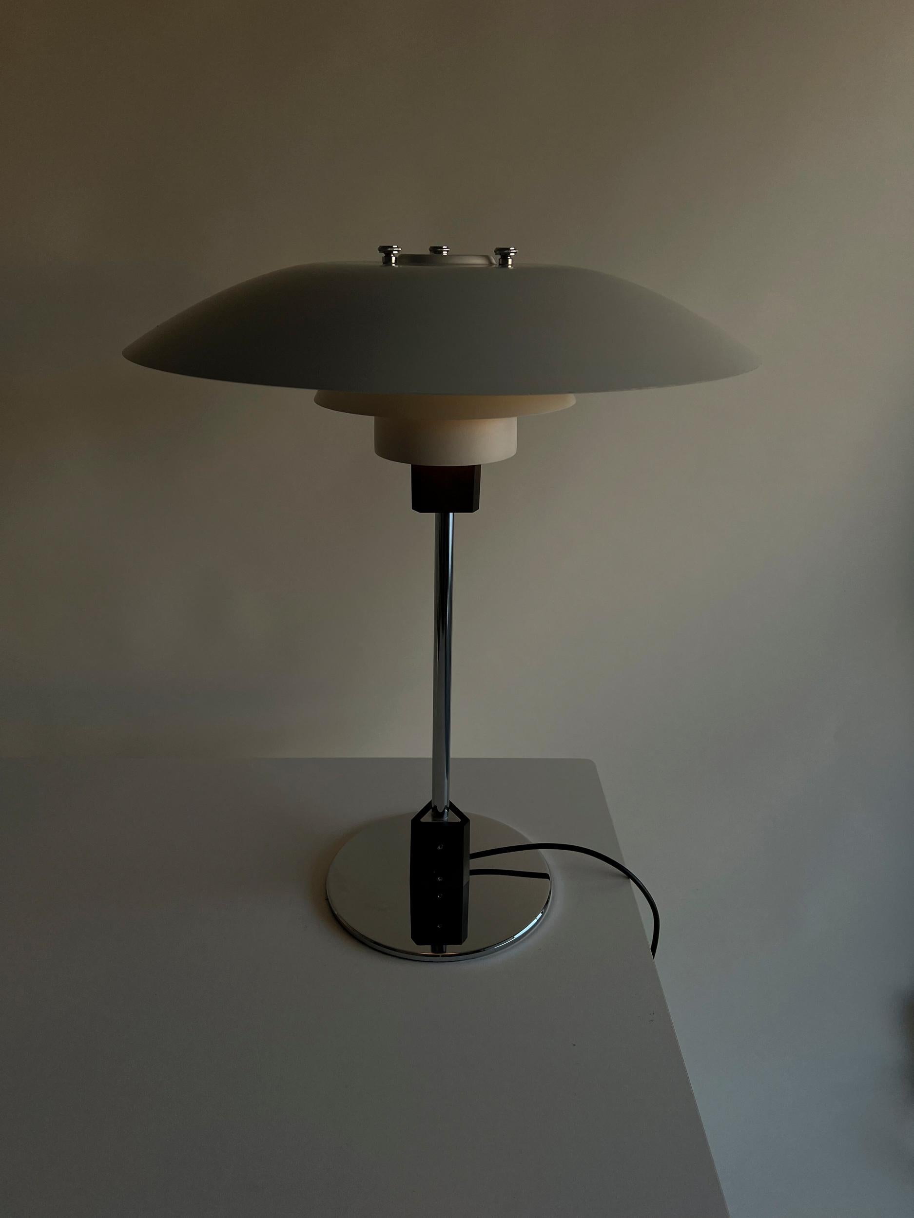 Simple, sophisticated and elegant is the best way to decribe this vintage table lamp by Poul Henningsen for Poulsen. Frankly I love all Poulsen lamps, especially when they are vintage. This one is dated 1983.

In very good condition.

Designer: Poul