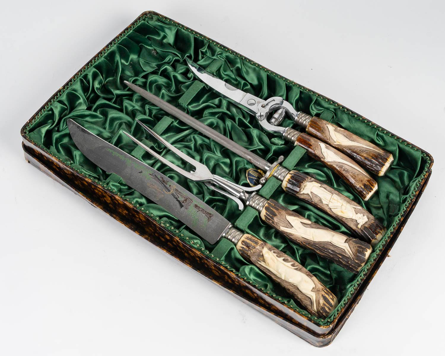 Set per intagliare il pollame, metallo argentato e manico in legno intagliato.

Set da pollame, scatola in metallo argentato e manico in legno intagliato, nella sua custodia originale, stile Napoleone III, XX secolo.

H. 5 cm, L. 38 cm, P. 23 cm.
