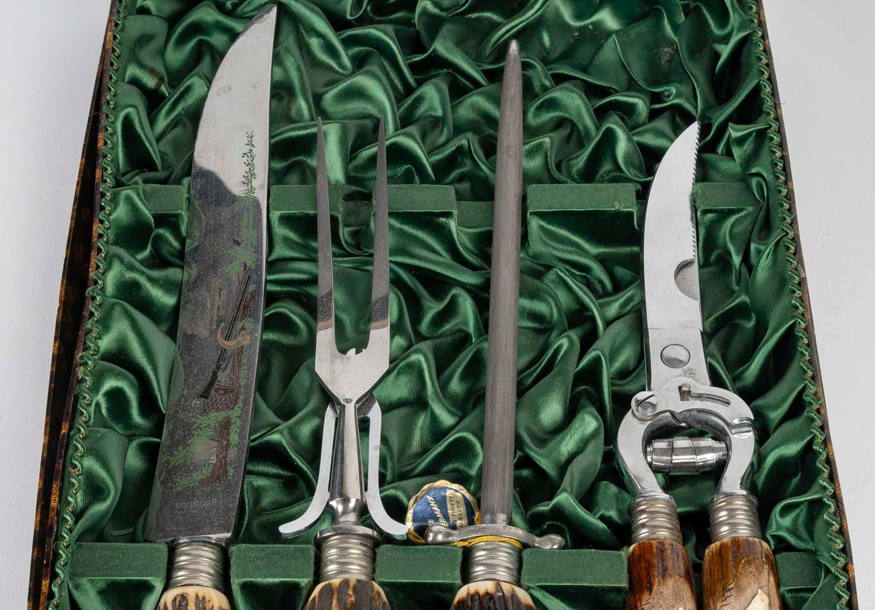 Napoleone III Set per intagliare il pollame, metallo placcato argento e manico in legno intagliato. in vendita