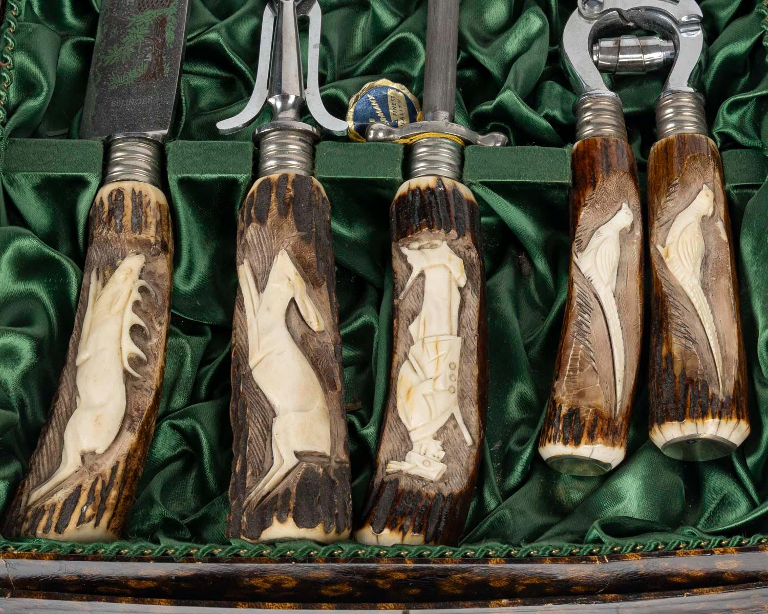 Francese Set per intagliare il pollame, metallo placcato argento e manico in legno intagliato. in vendita