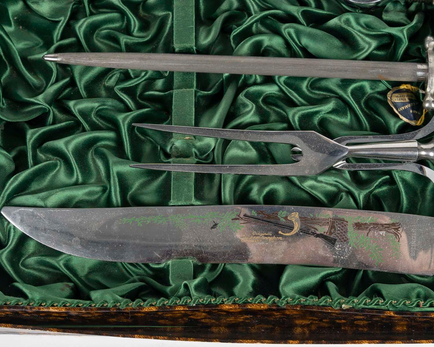 Intagliato Set per intagliare il pollame, metallo placcato argento e manico in legno intagliato. in vendita