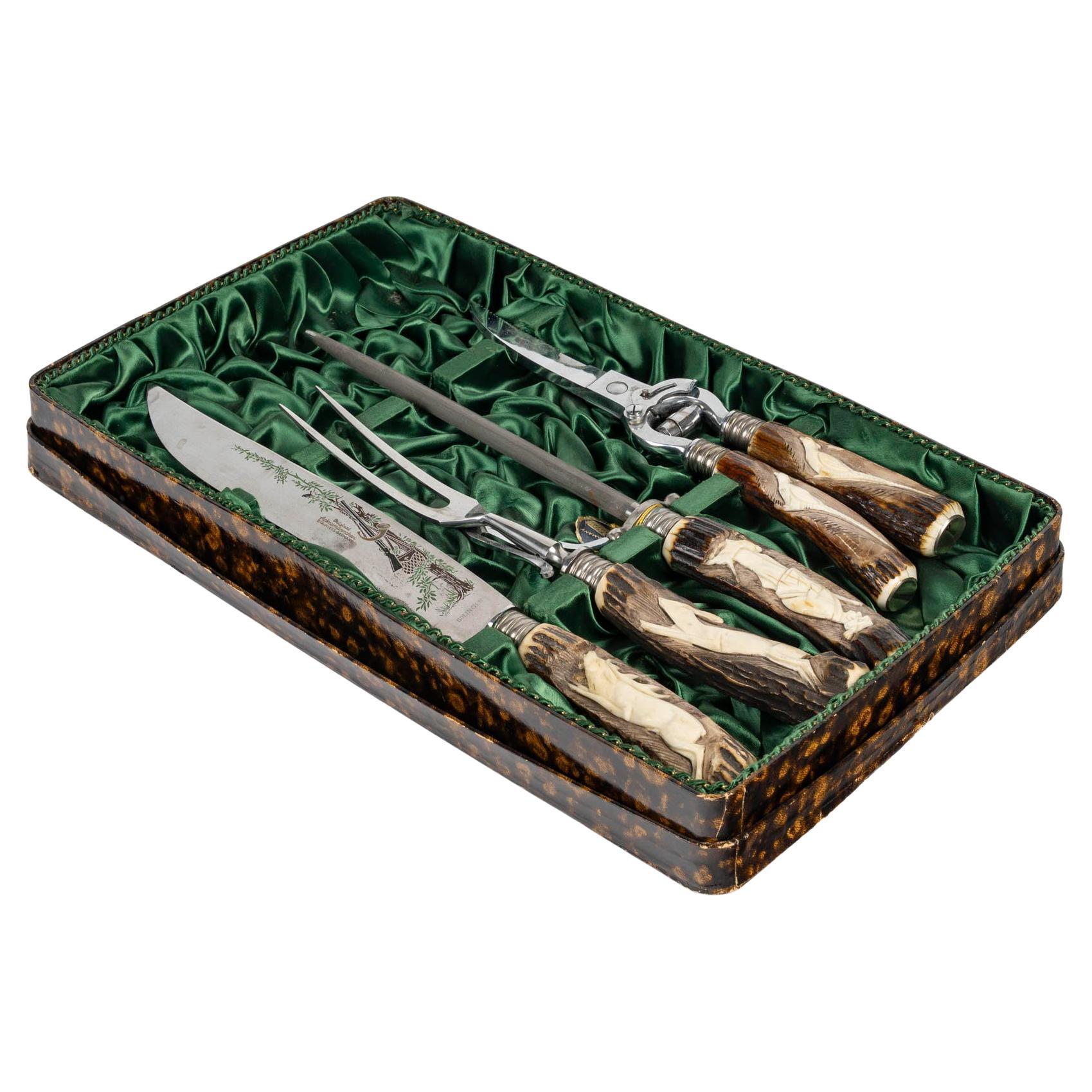 Juego de trinchar aves, metal plateado y mango de madera tallada.
