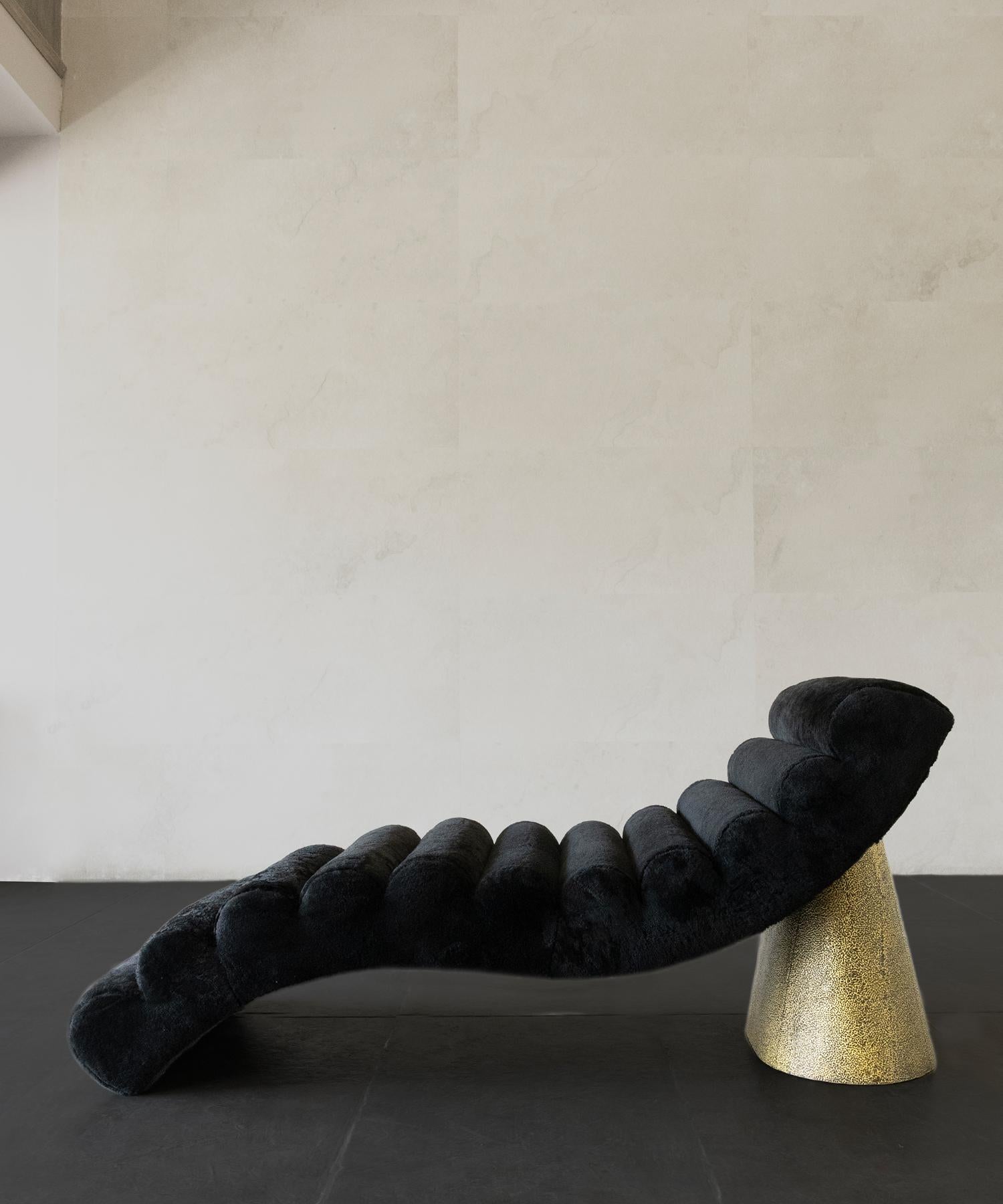 Moderne CHAISE POUND - Shearling noir + laiton Hammered par SHO MODERN en vente