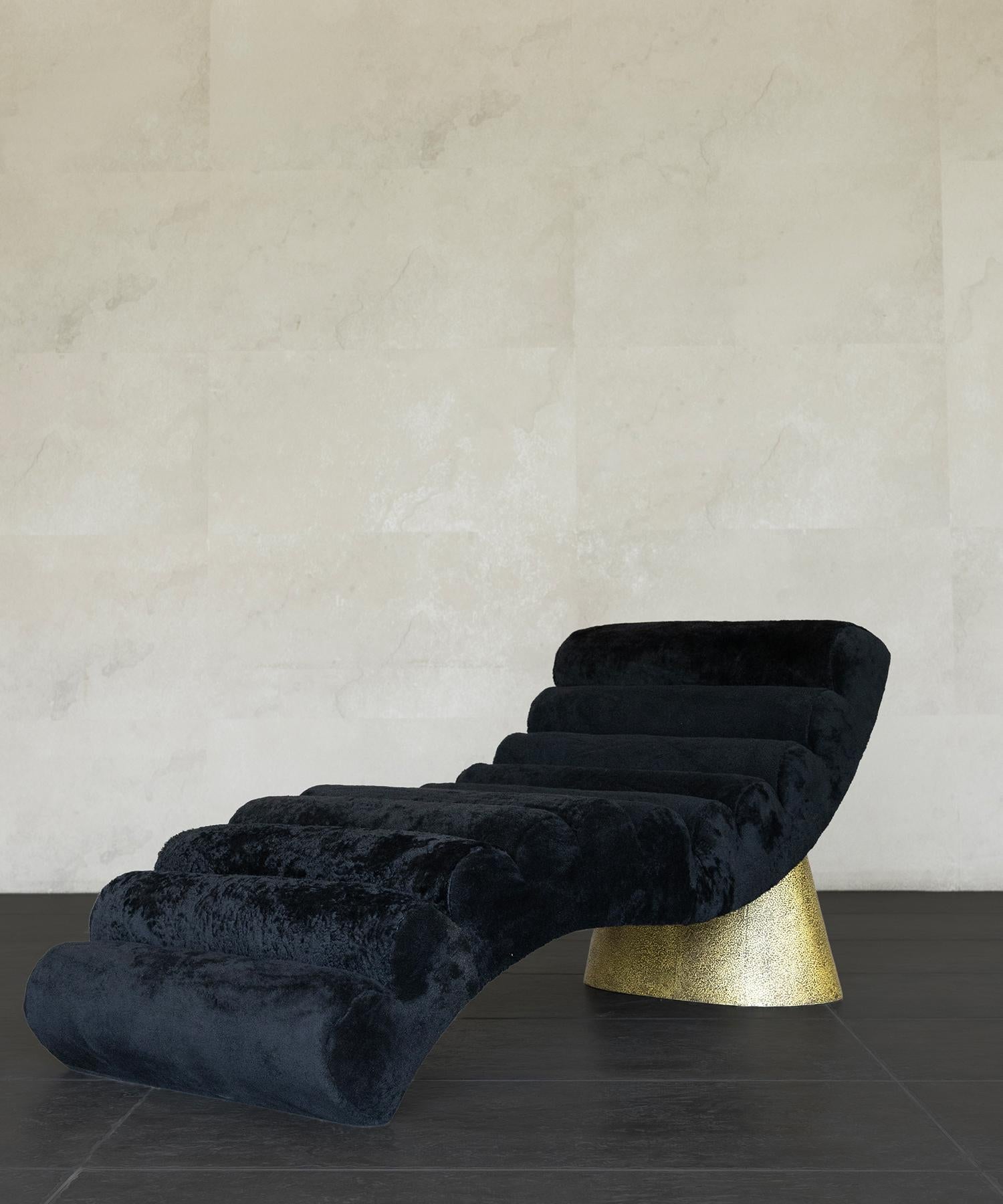 Indien CHAISE POUND - Shearling noir + laiton Hammered par SHO MODERN en vente