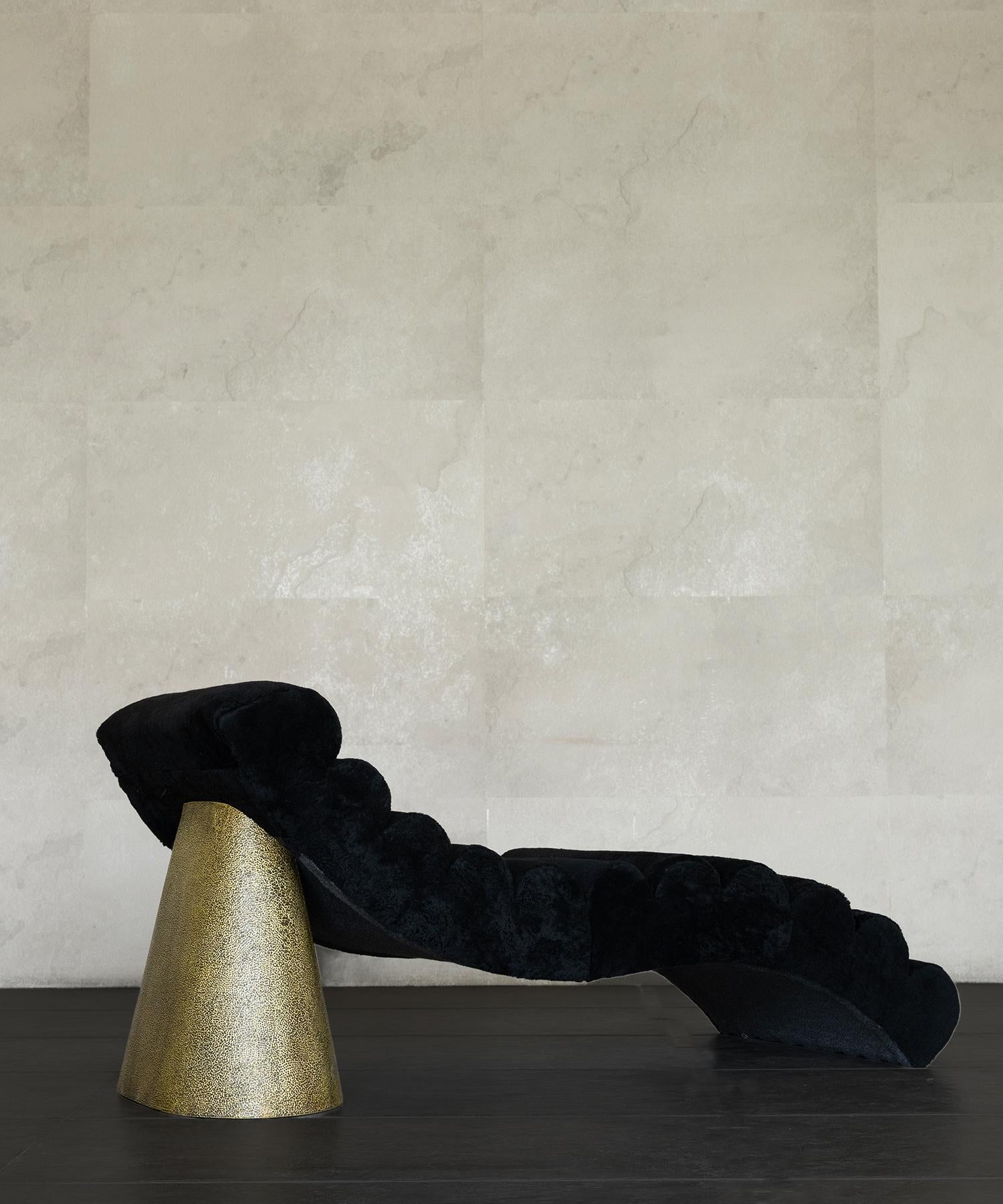 CHAISE POUND - Shearling noir + laiton Hammered par SHO MODERN Neuf - En vente à Laguna Niguel, CA