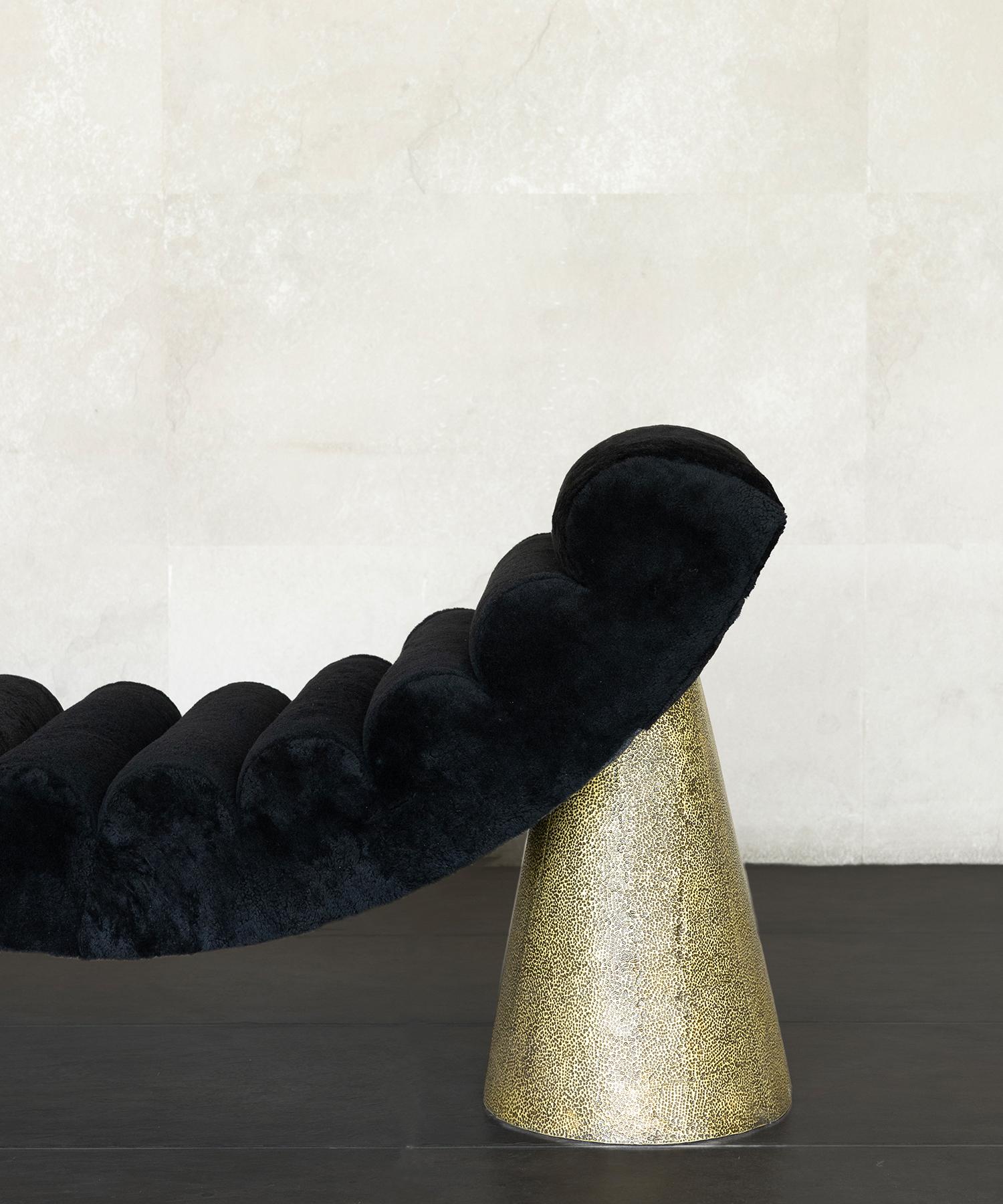 XXIe siècle et contemporain CHAISE POUND - Shearling noir + laiton Hammered par SHO MODERN en vente