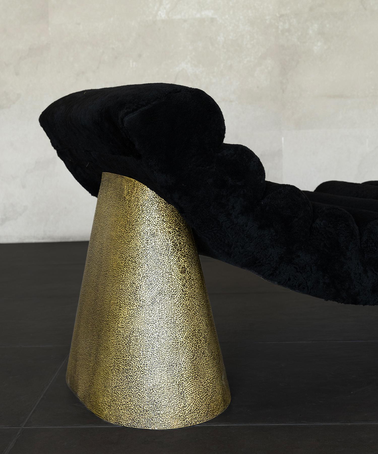 Bouclé CHAISE POUND - Shearling noir + laiton Hammered par SHO MODERN en vente