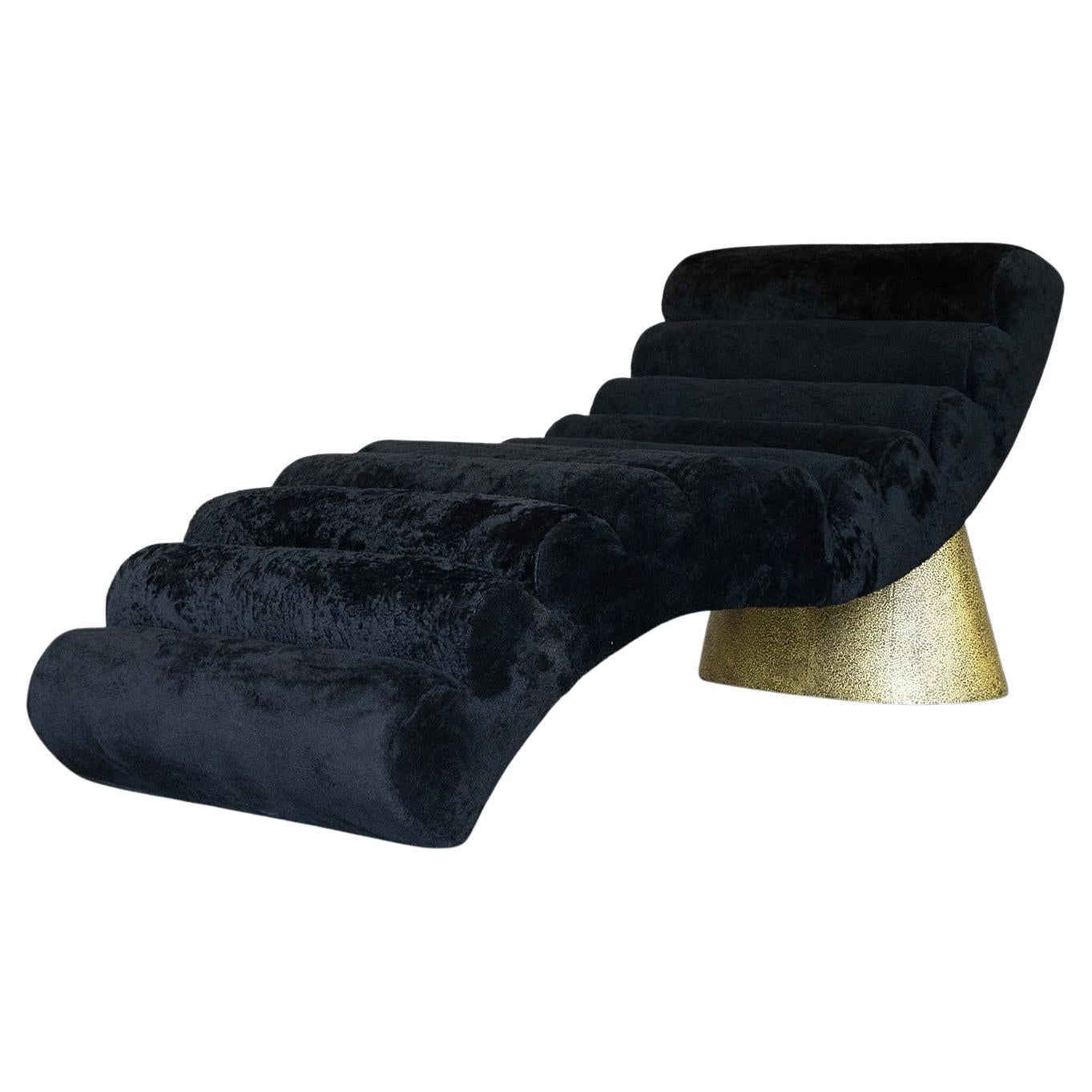 POUND CHAISE - Shearling nero + ottone martellato di SHO MODERN