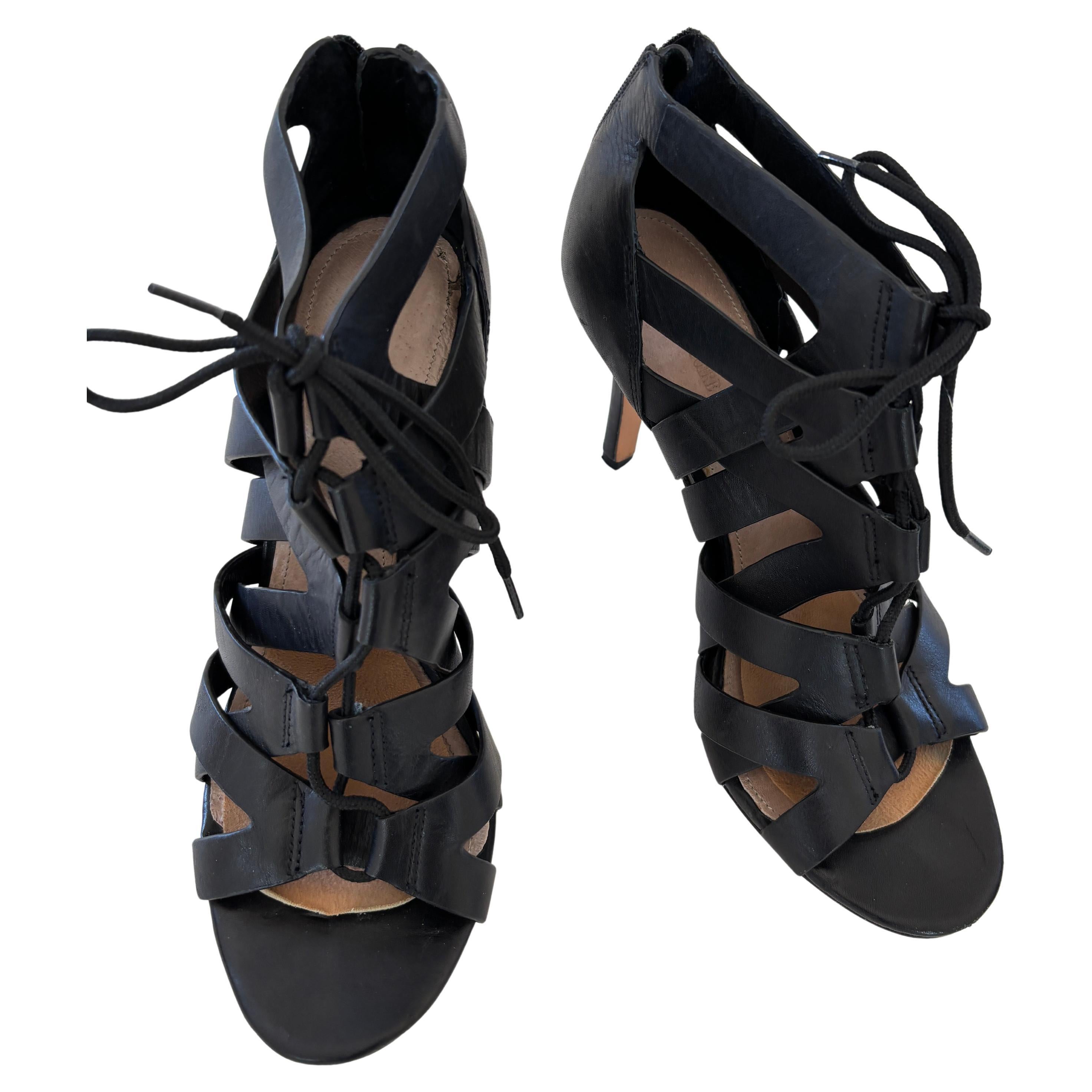 WOMENS Pour La Victoire Camilla Lace-Up Gladiator Sandals, Black Leather sz 9.
These lace-up heels from Pour La Victoire are made with supple leather, these are a cutout creation that is sure to bring some style to any cocktail dress.
Product