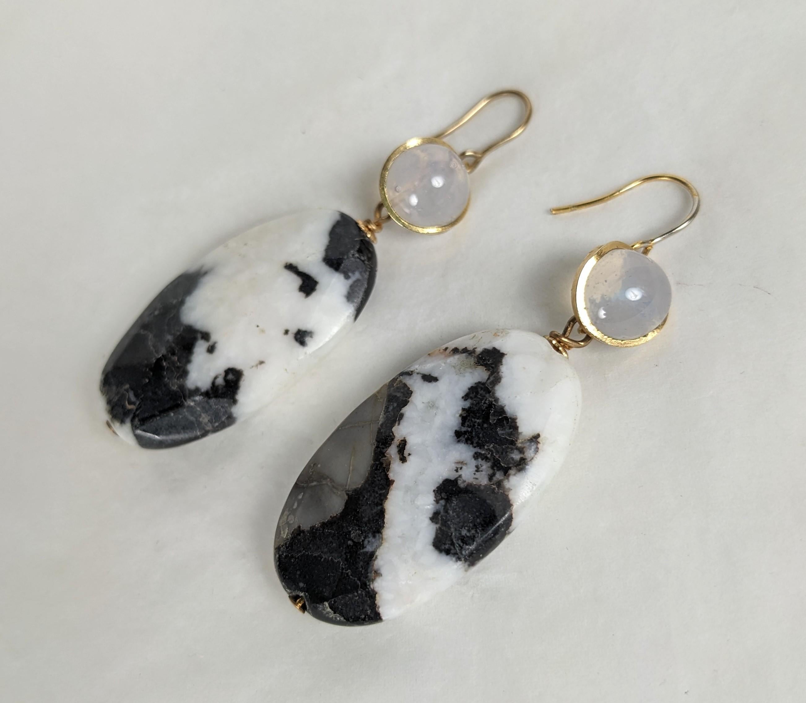 Pendientes de gota de vidrio colado y ágata nieve de MWLC Hand Made by artisans in France with opaline Gripoix glass mixed with snow agate faceted oval drops. Engaste con baño de oro. 2