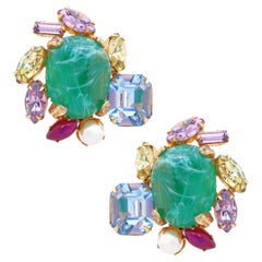 Boucles d'oreilles grappe en verre coulé avec strass par Alice Caviness, années 1960