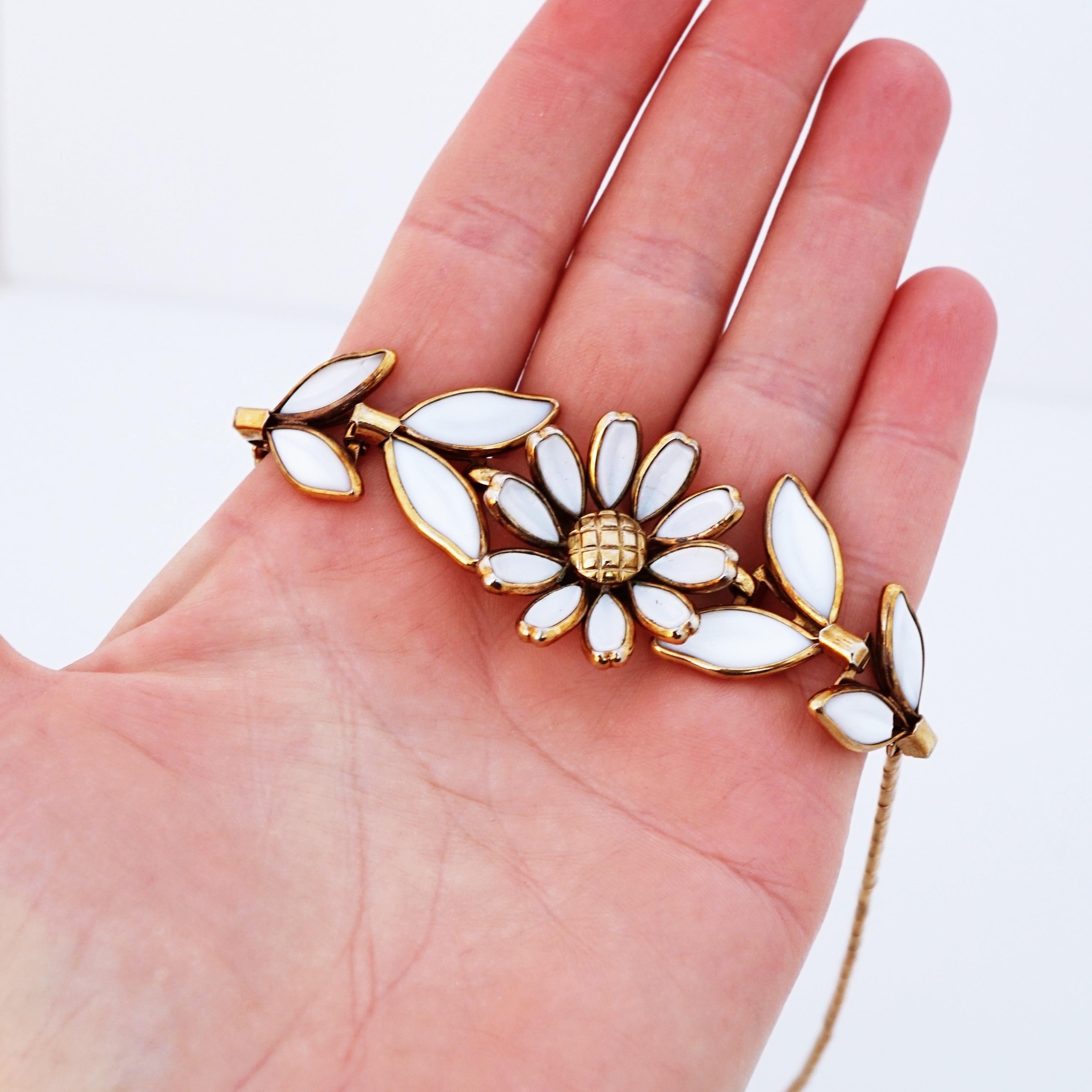 Women's Poured Milk Glass Daisy Flower Choker Necklace By Crown Trifari, 1950s