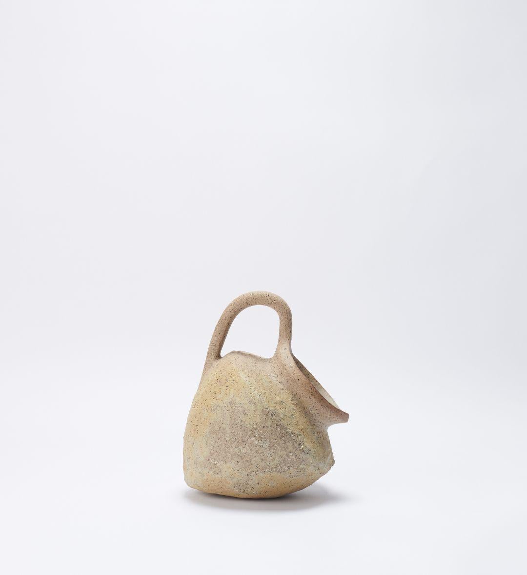 Vaso versato 03 di Joana Kieppe
Un pezzo unico.
Dimensioni: P 19 x L 20 x H 27 cm.
Materiali: Argilla ad alta temperatura per tabacco.

Tutti i pezzi sono creati in argilla selvatica brasiliana di alta qualità, quelli ad alta temperatura sono cotti