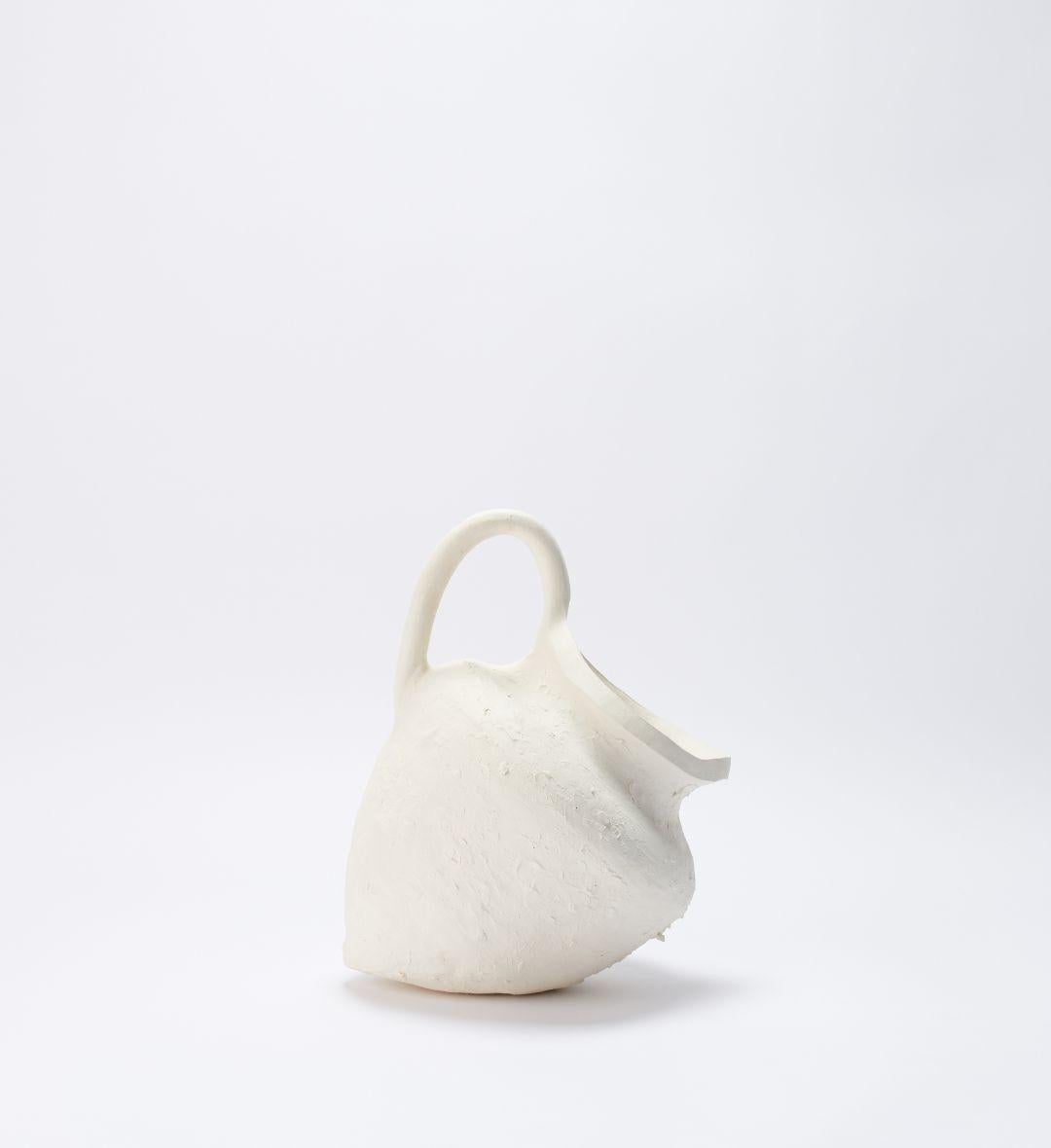 Vaso versato 04 di Joana Kieppe
Un pezzo unico.
Dimensioni: P 19 x L 22 x H 30 cm.
Materiali: Argilla bianca ad alta temperatura.

Tutti i pezzi sono creati in argilla selvatica brasiliana di alta qualità, quelli ad alta temperatura sono cotti a