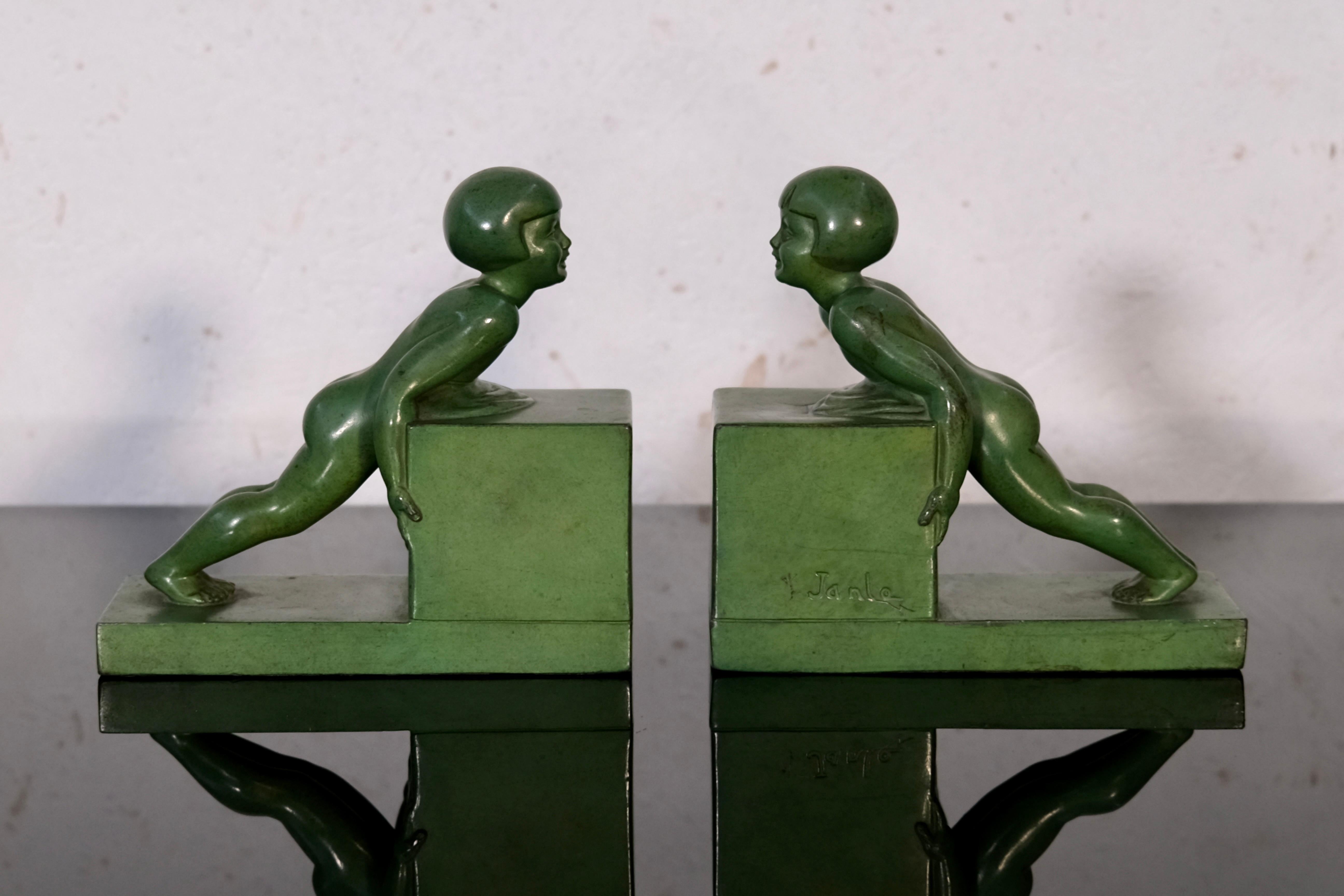POUSSÉE – Original Art Deco Bookends by Janle for Max Le Verrier (1930s, France)

Add a touch of authentic Art Deco elegance to your space with this stunning pair of POUSSÉE bookends, designed by Janle for the renowned Max Le Verrier workshop in the