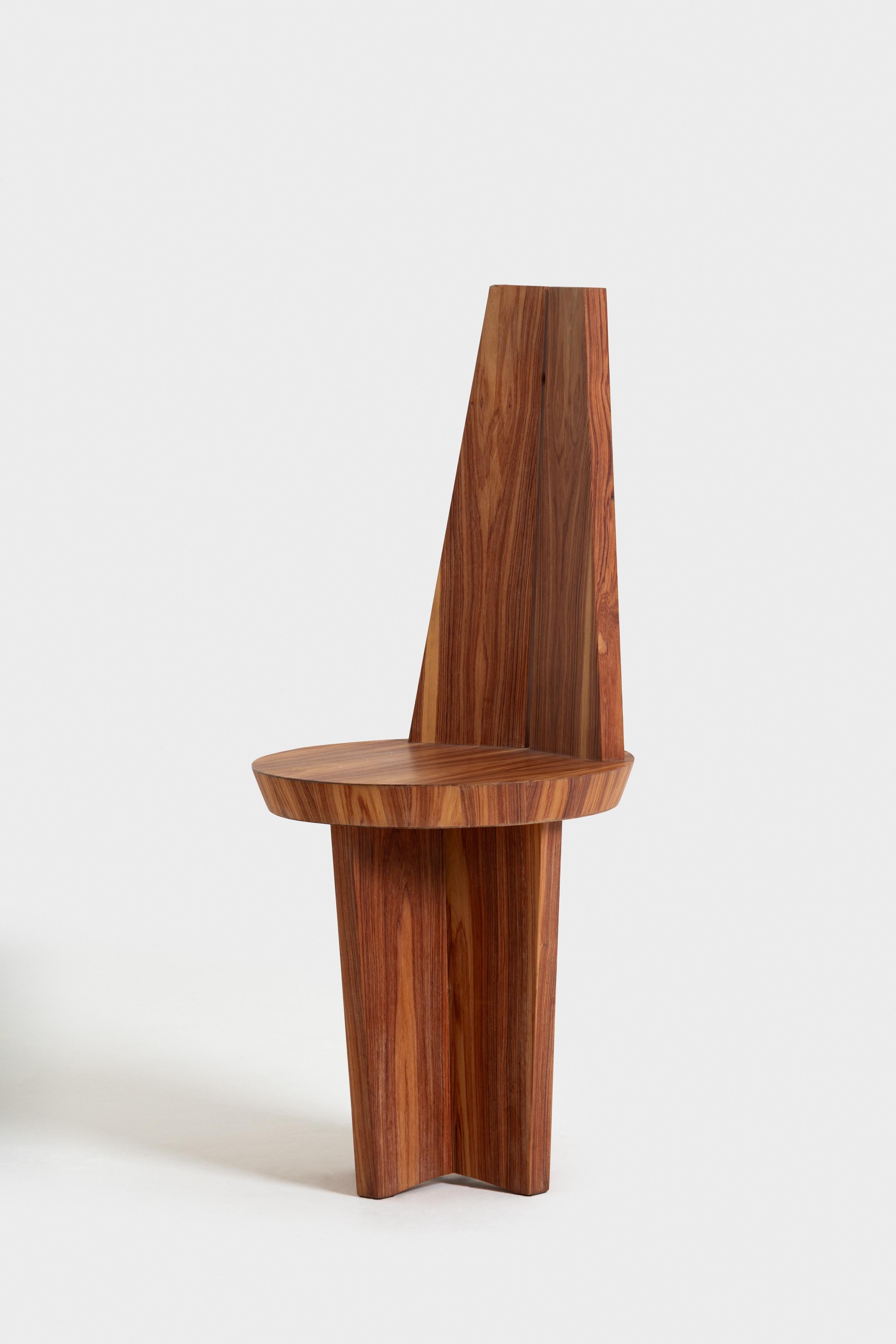 Una silla que parece haber existido siempre, la sencillez de su forma es
enriquecido mediante el uso de madera con una inserción de cobre.

