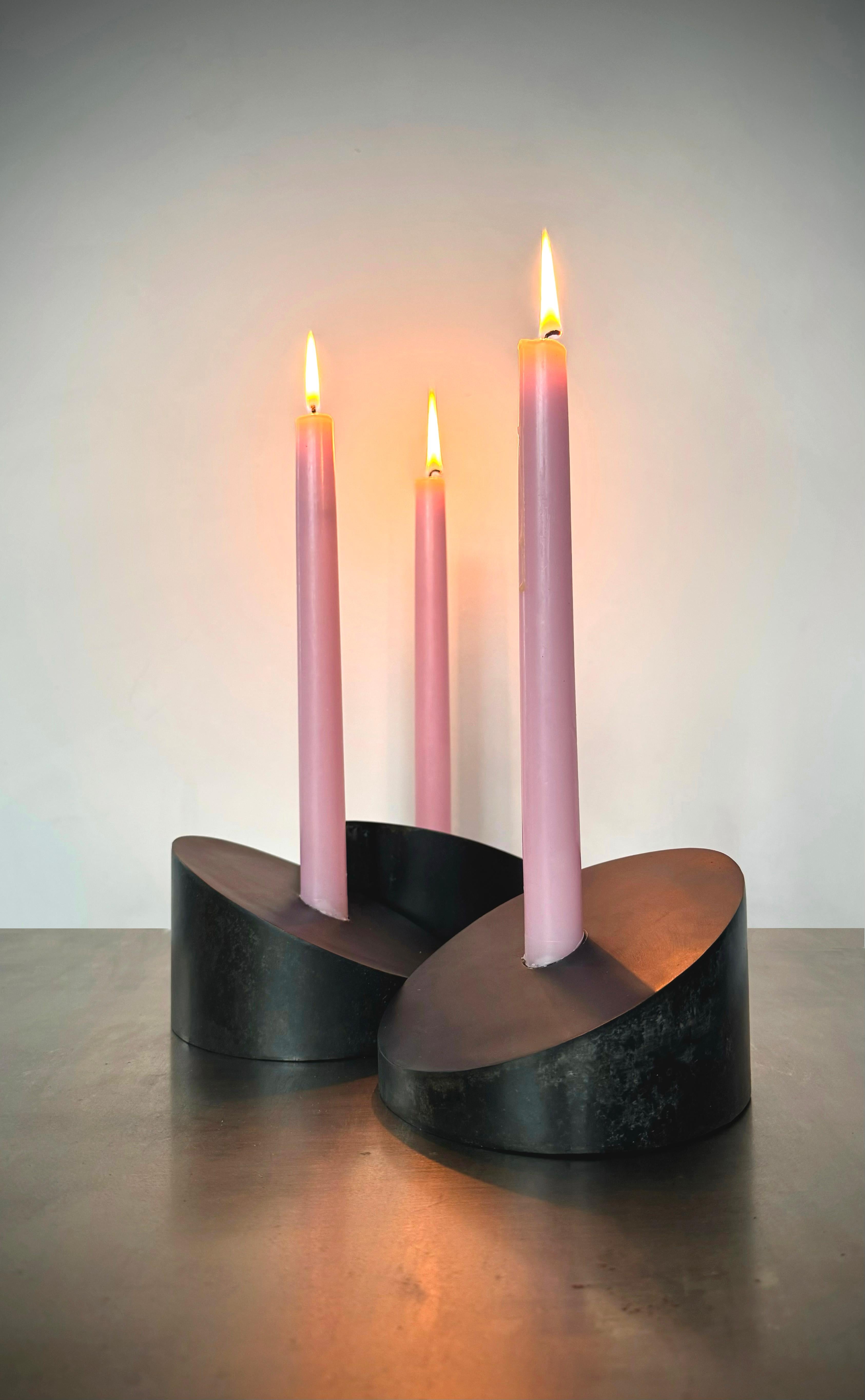 Conçue et fabriquée à la main à Brooklyn NY par l'artiste Franco V.  les bougeoirs Povl offrent des possibilités infinies d'expression créative.  Conçus pour être personnalisés, ils allient beauté et fonctionnalité en parfaite harmonie.  Coupé dans