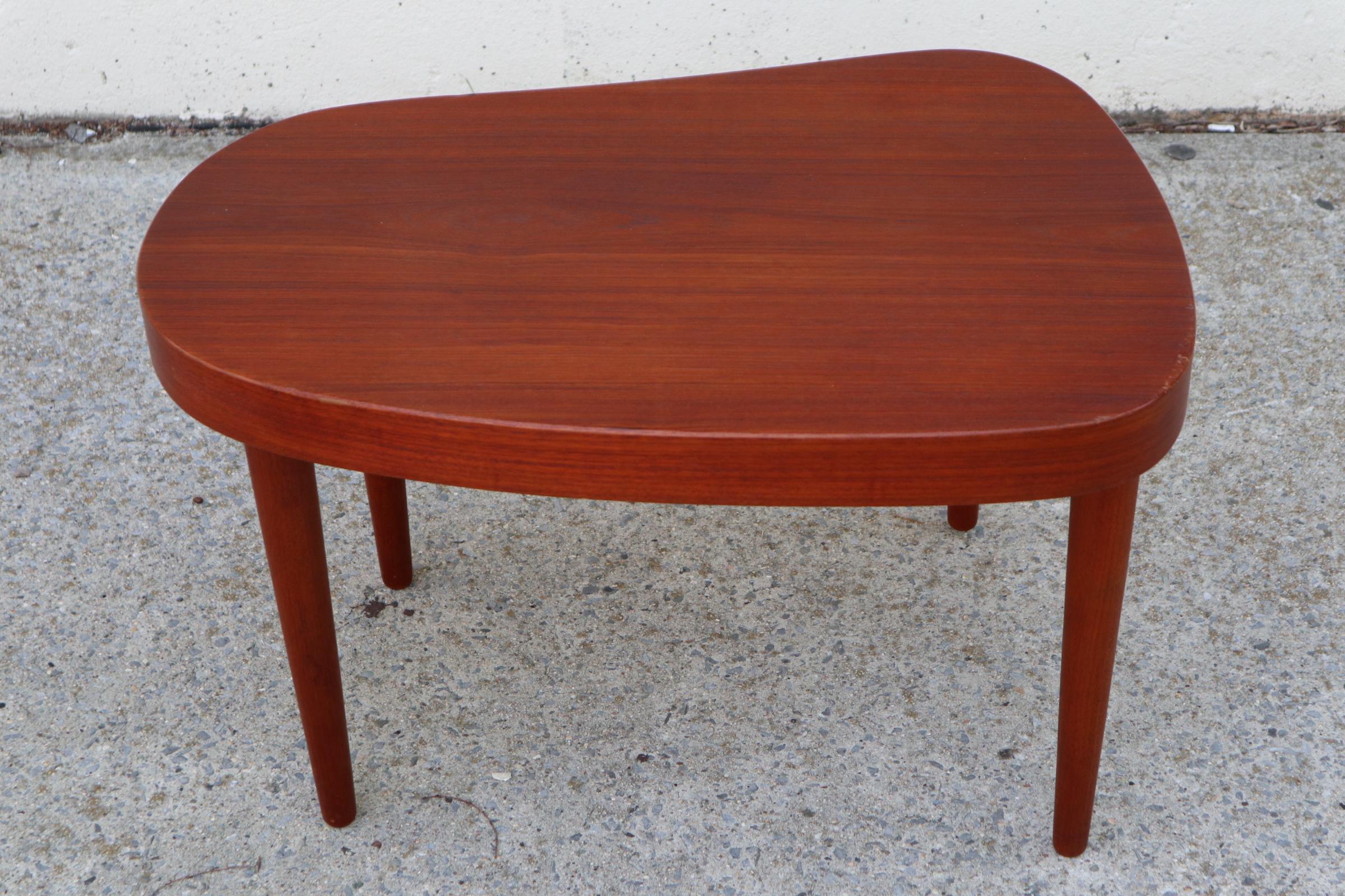 Lovely biomorphic kidney shaped side table beaignes by Poul Dinesen. Gorgeous deep teak dolor and grain. Perfect beside a sofa or bed. Can accommodate a large lamp or planter.