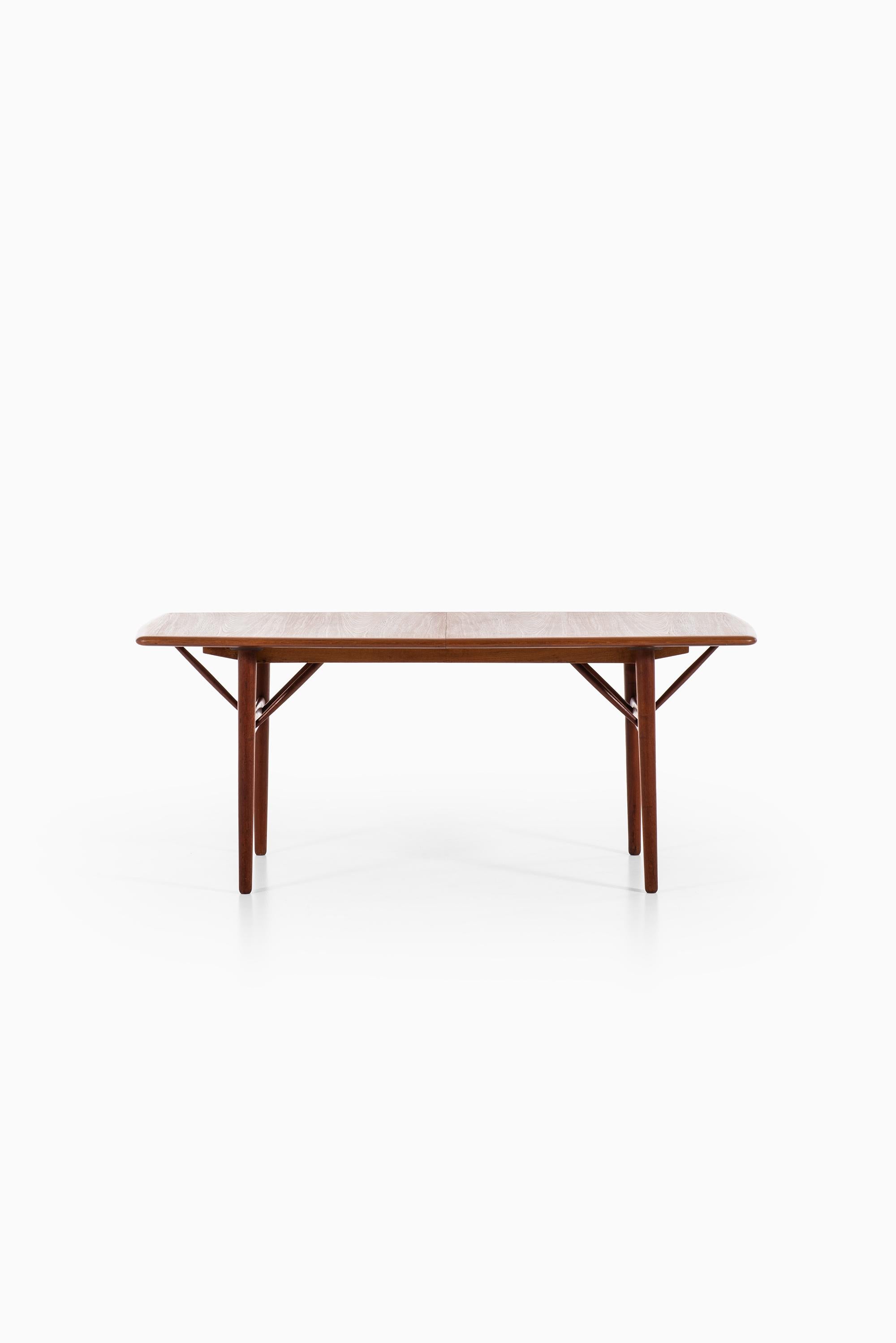 Very rare dining table PD 700 designed by Povl Dinesen. Produced by Povl Dinesen in Denmark.