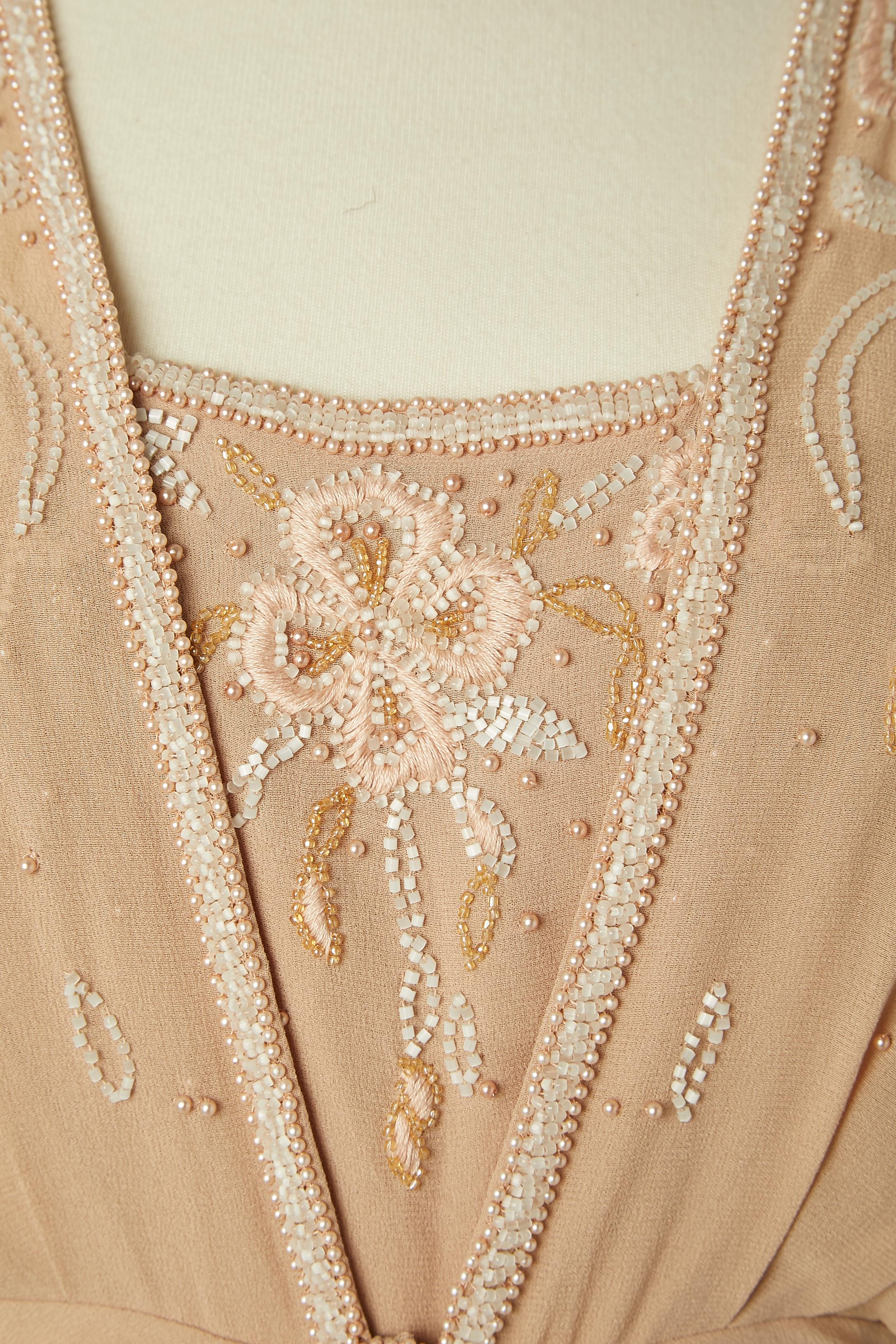 Beige Abito da cocktail in chiffon di seta beige cipria con  ricamo Circa 1960 in vendita