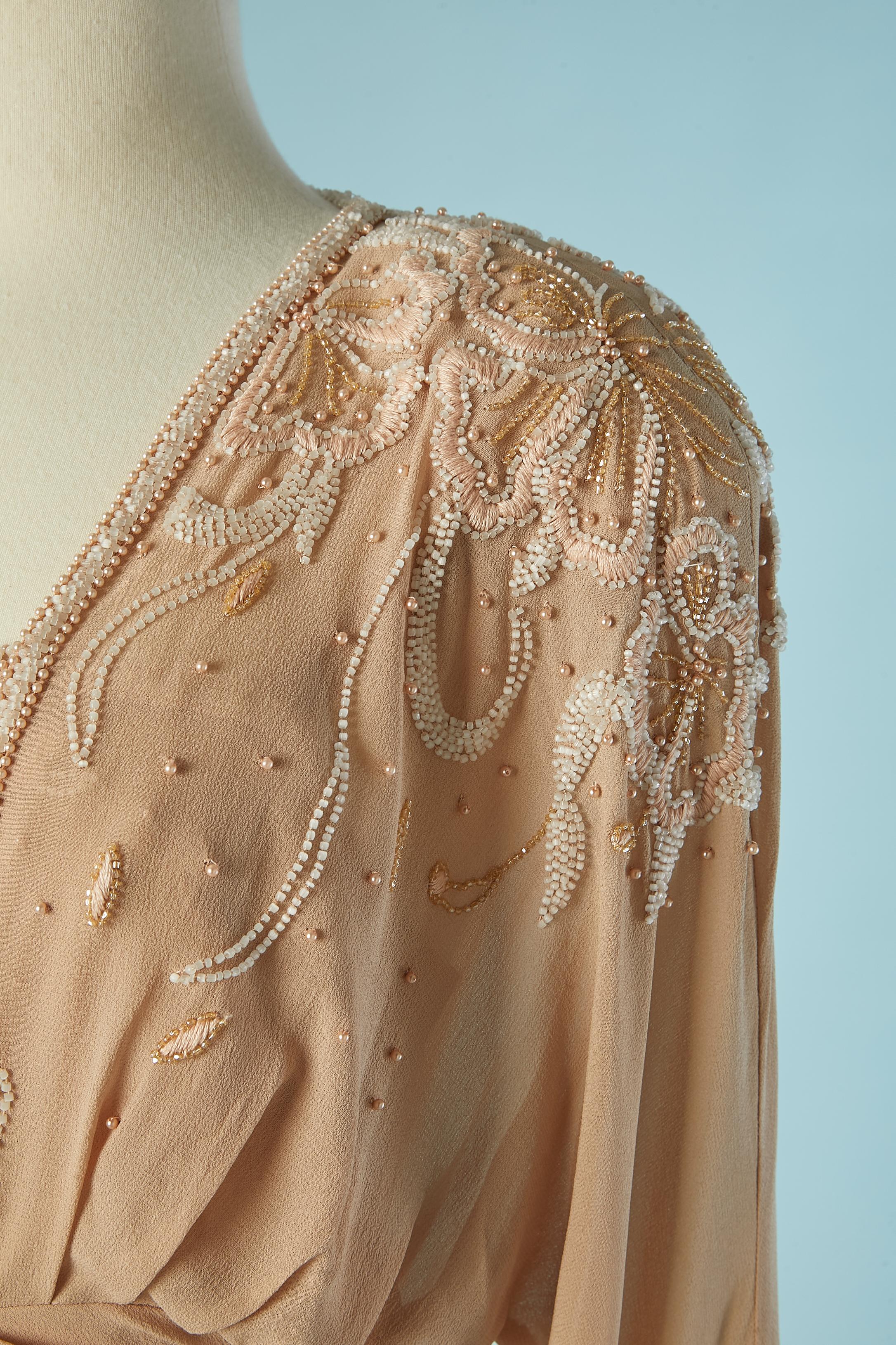 Abito da cocktail in chiffon di seta beige cipria con  ricamo Circa 1960 In condizioni ottime in vendita a Saint-Ouen-Sur-Seine, FR