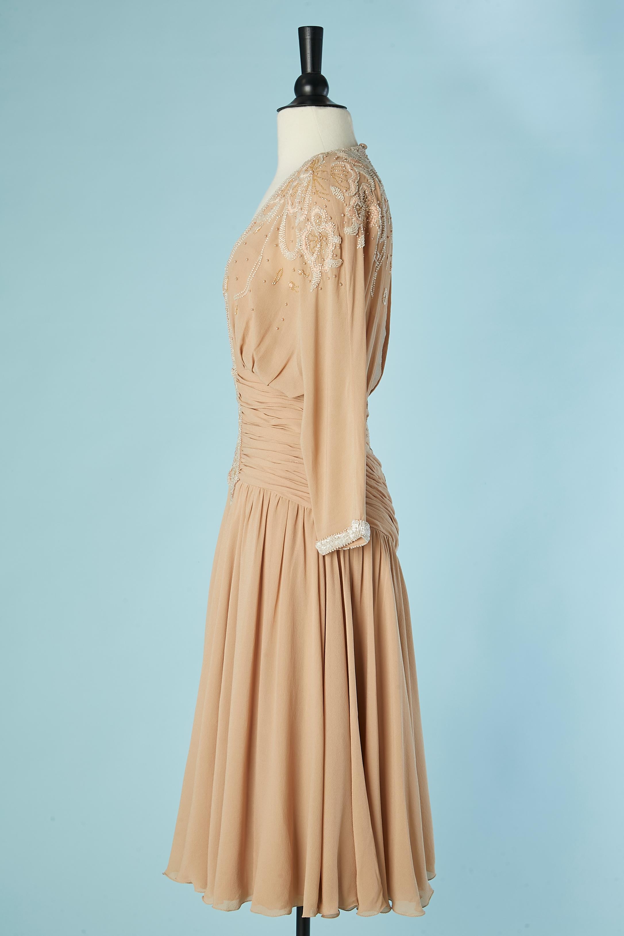 Donna Abito da cocktail in chiffon di seta beige cipria con  ricamo Circa 1960 in vendita