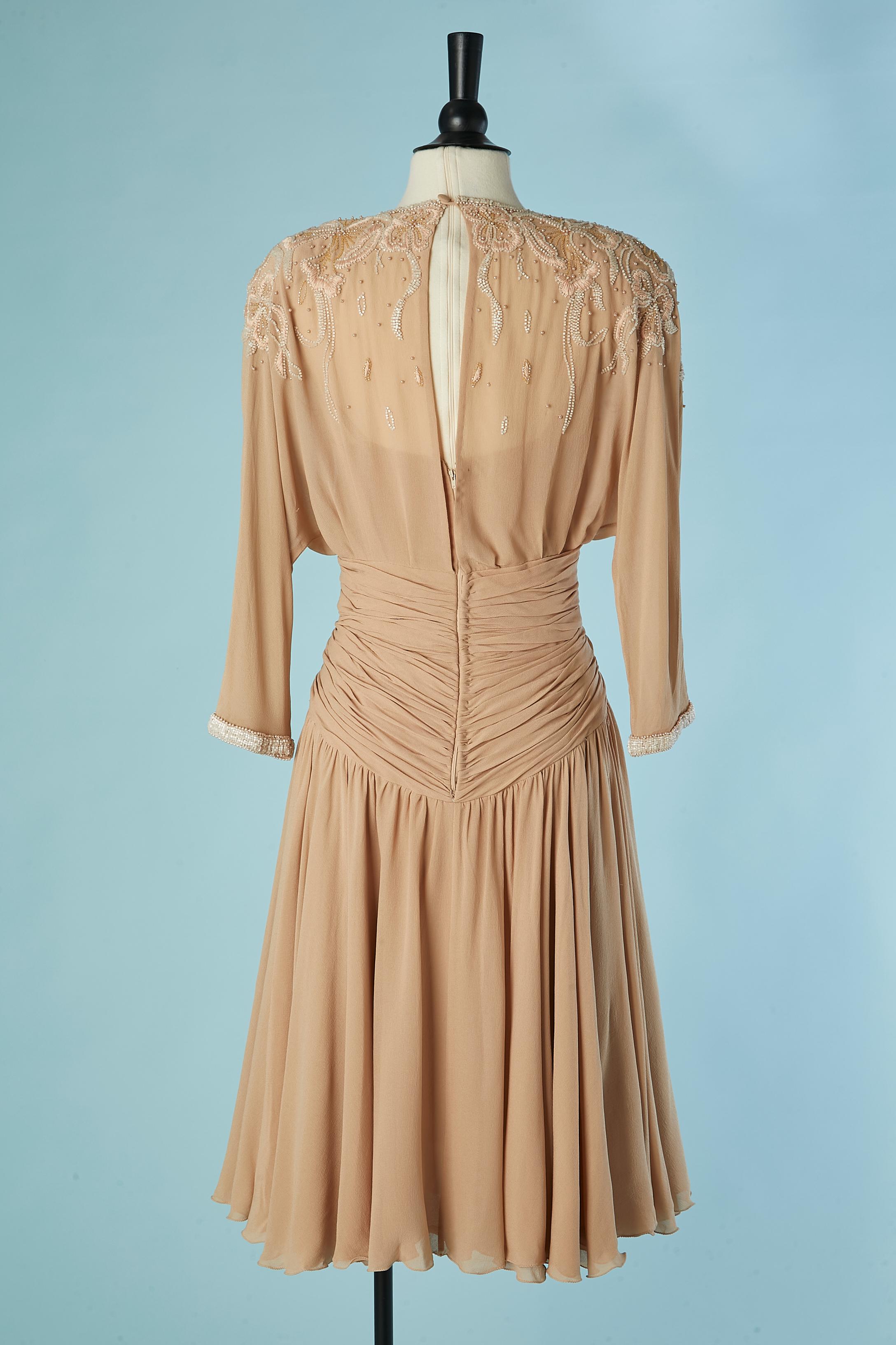 Abito da cocktail in chiffon di seta beige cipria con  ricamo Circa 1960 in vendita 1