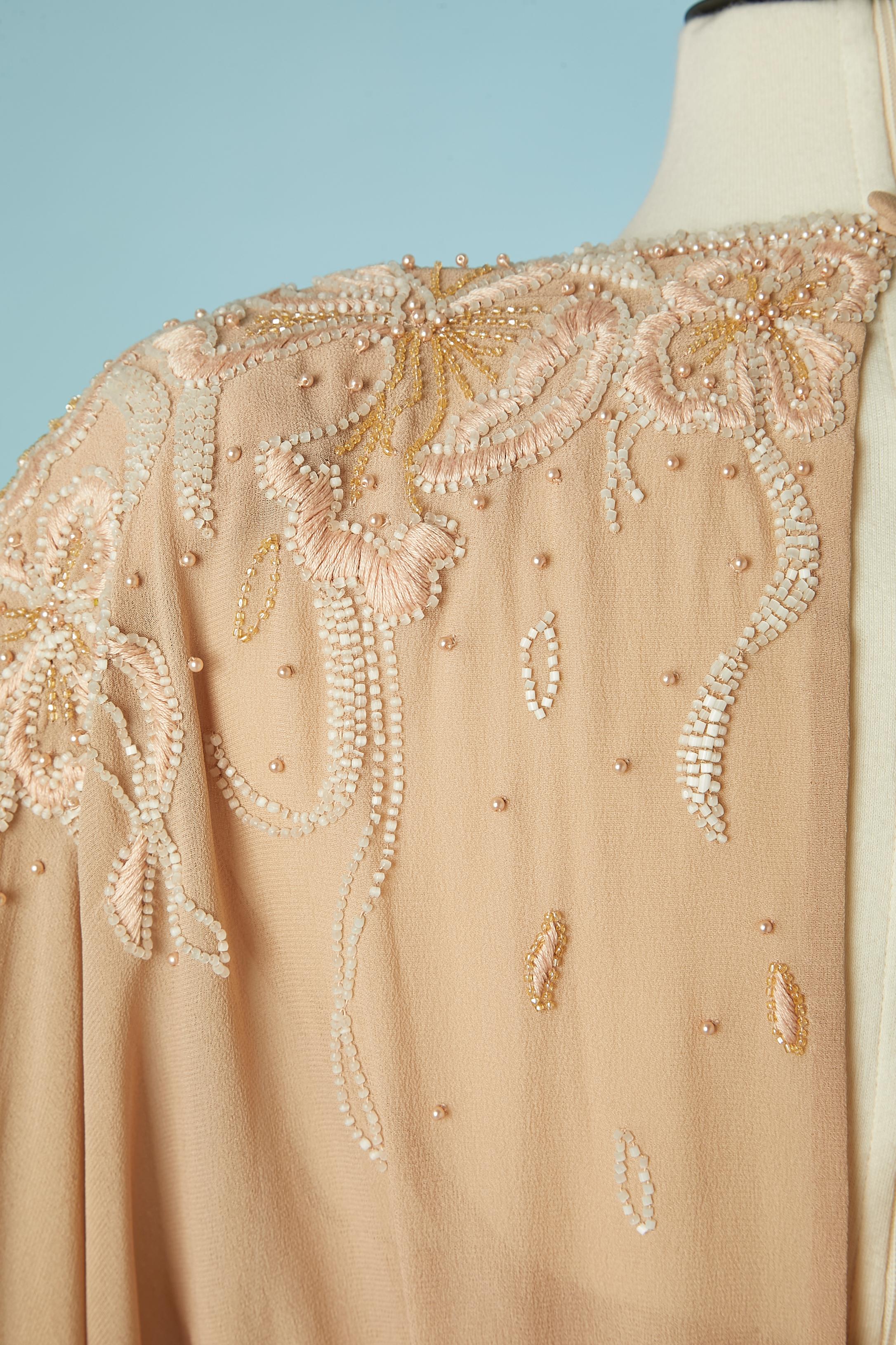 Abito da cocktail in chiffon di seta beige cipria con  ricamo Circa 1960 in vendita 2