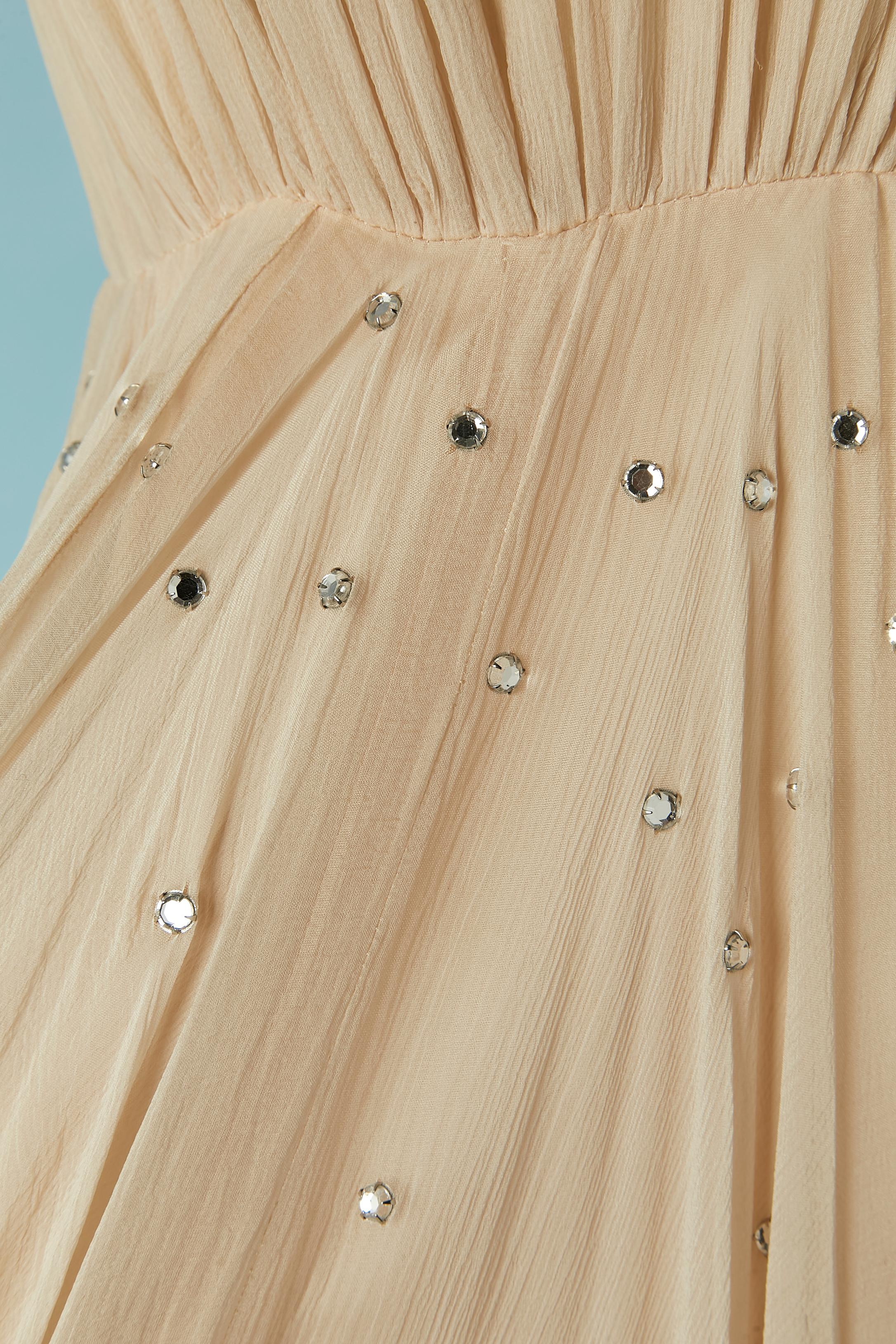 Powder beige silk chiffon evening dress with rhinestone embellishment In Excellent Condition In Saint-Ouen-Sur-Seine, FR