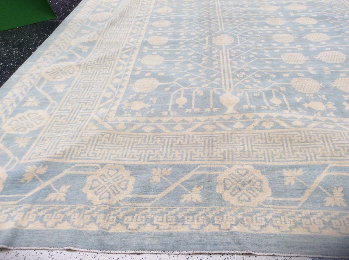 Pulverblauer und beigefarbener Khotan-Teppich mit Granatapfeldesign (Pakistanisch) im Angebot