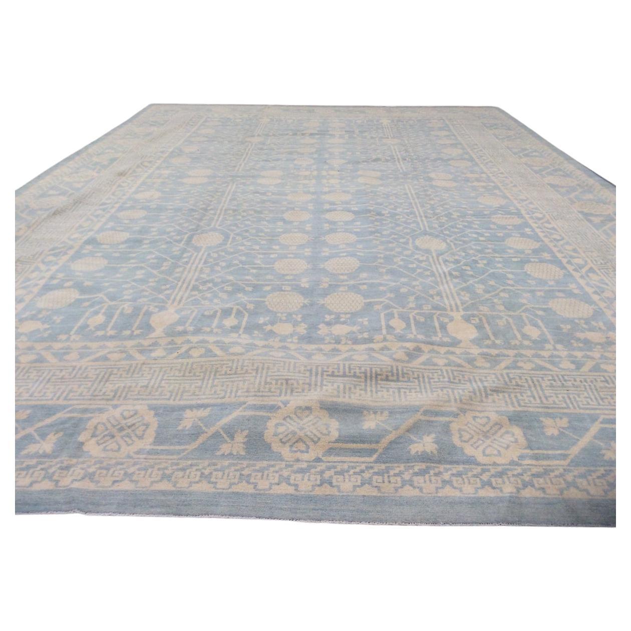 Pulverblauer und beigefarbener Khotan-Teppich mit Granatapfeldesign im Angebot