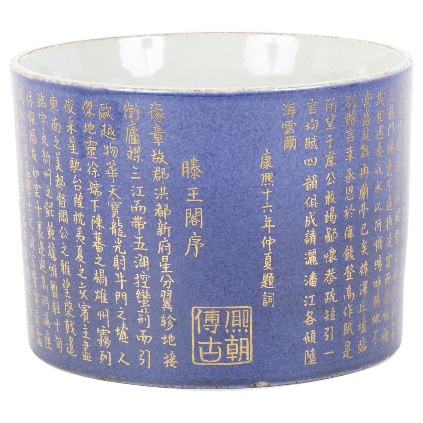 Puderblauer und vergoldeter chinesischer Pinseltopf mit Kalligraphie-Dekoration