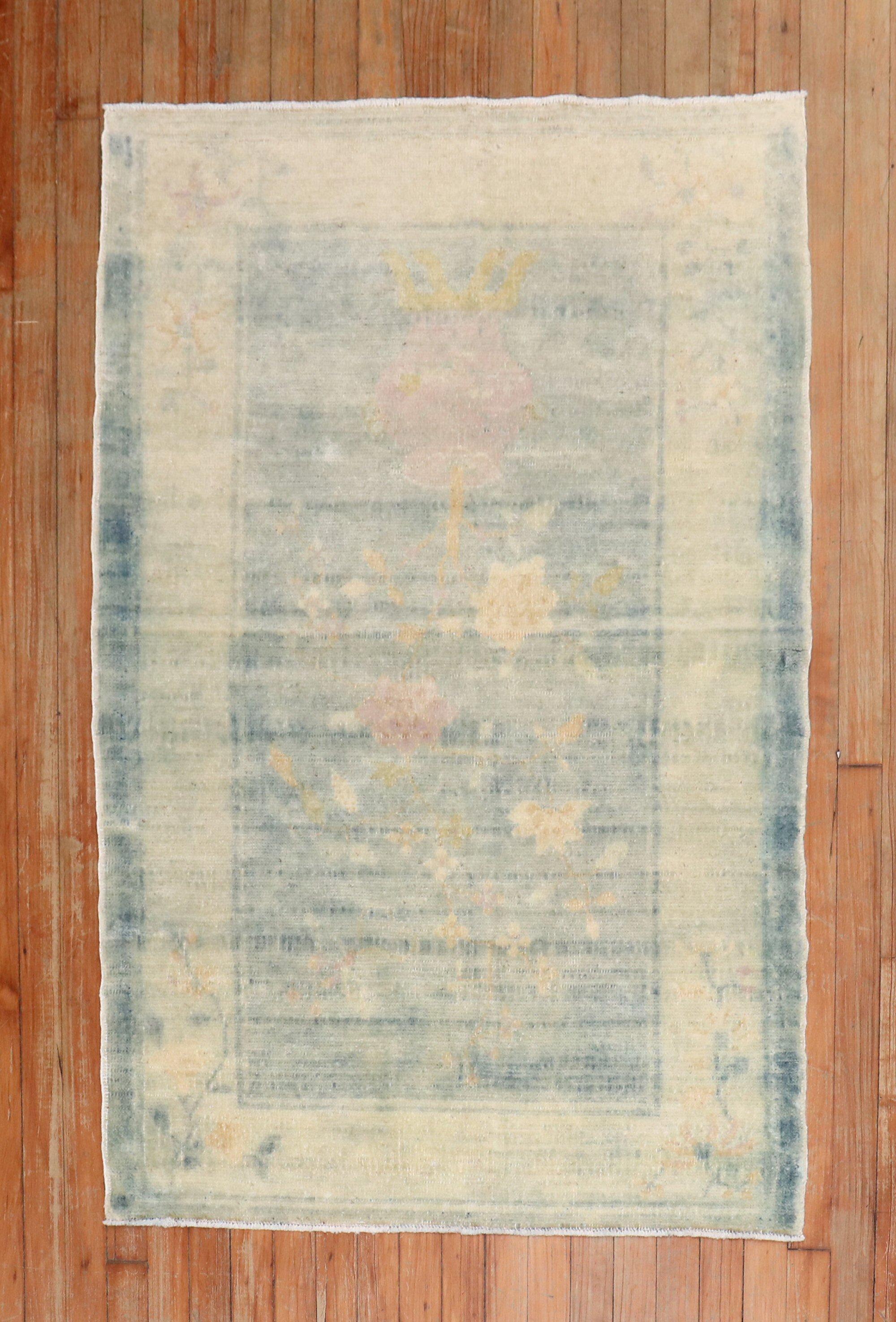 Tapis chinois du début du 20e siècle, de couleur bleue délavée, avec des accents ivoires et roses

Mesures : 3'2 x 4'9''.