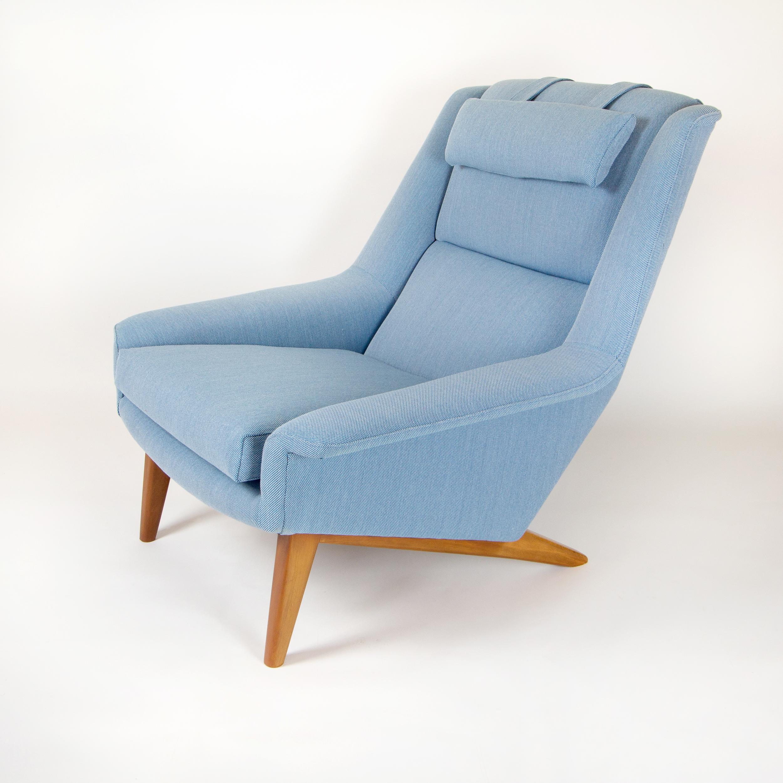 This big, comfortable Model 4410 Sonet Armchair by Swedish designer Folke Ohlsson and Danish manufacturer Fritz Hansen combines the best of these two Scandinavian Modern powerhouses. The chair has been professionally reupholstered in Danish Kvadrat