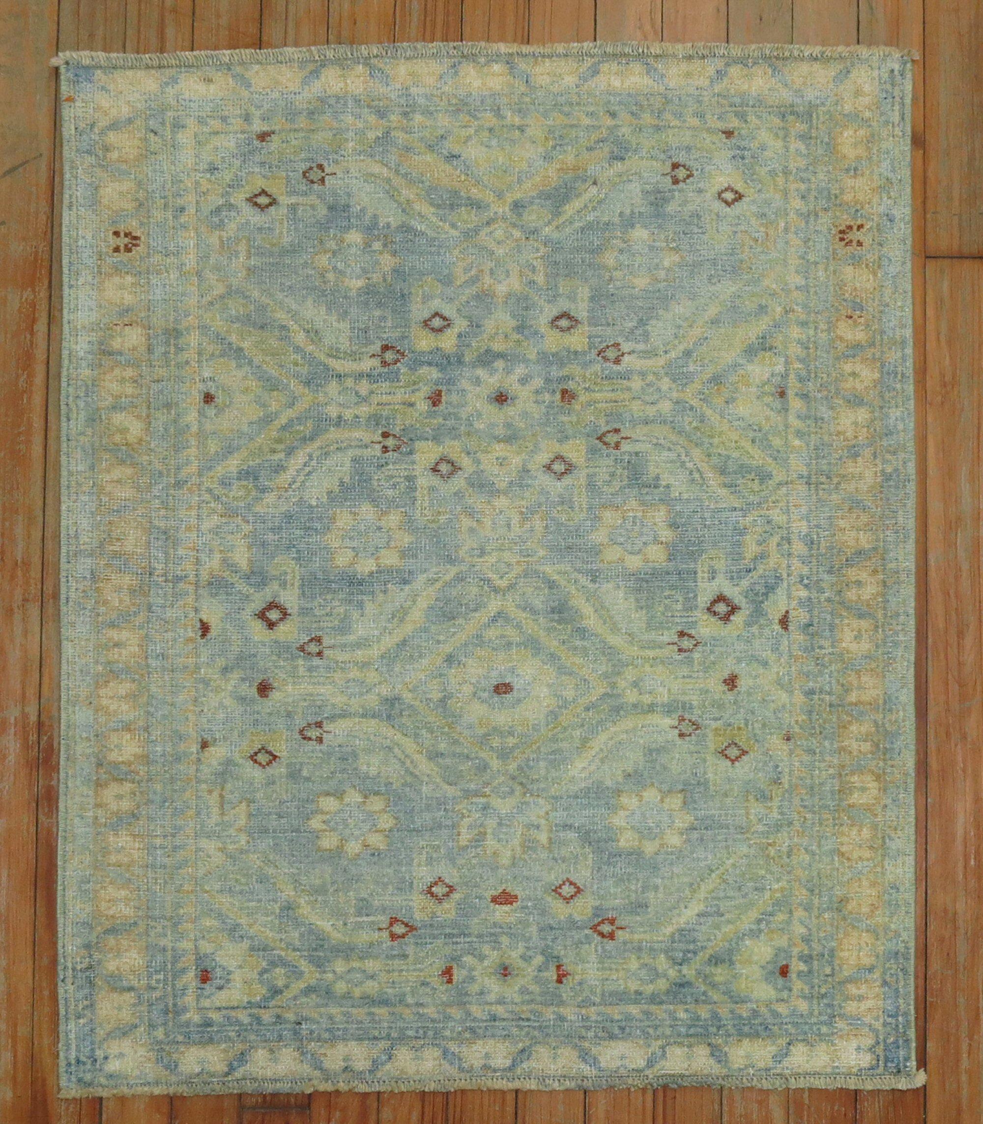 Un tapis persan Malayer de petite taille du début du 20e siècle en bleu poudre, ivoire et turquoise 

Mesures : 2'5