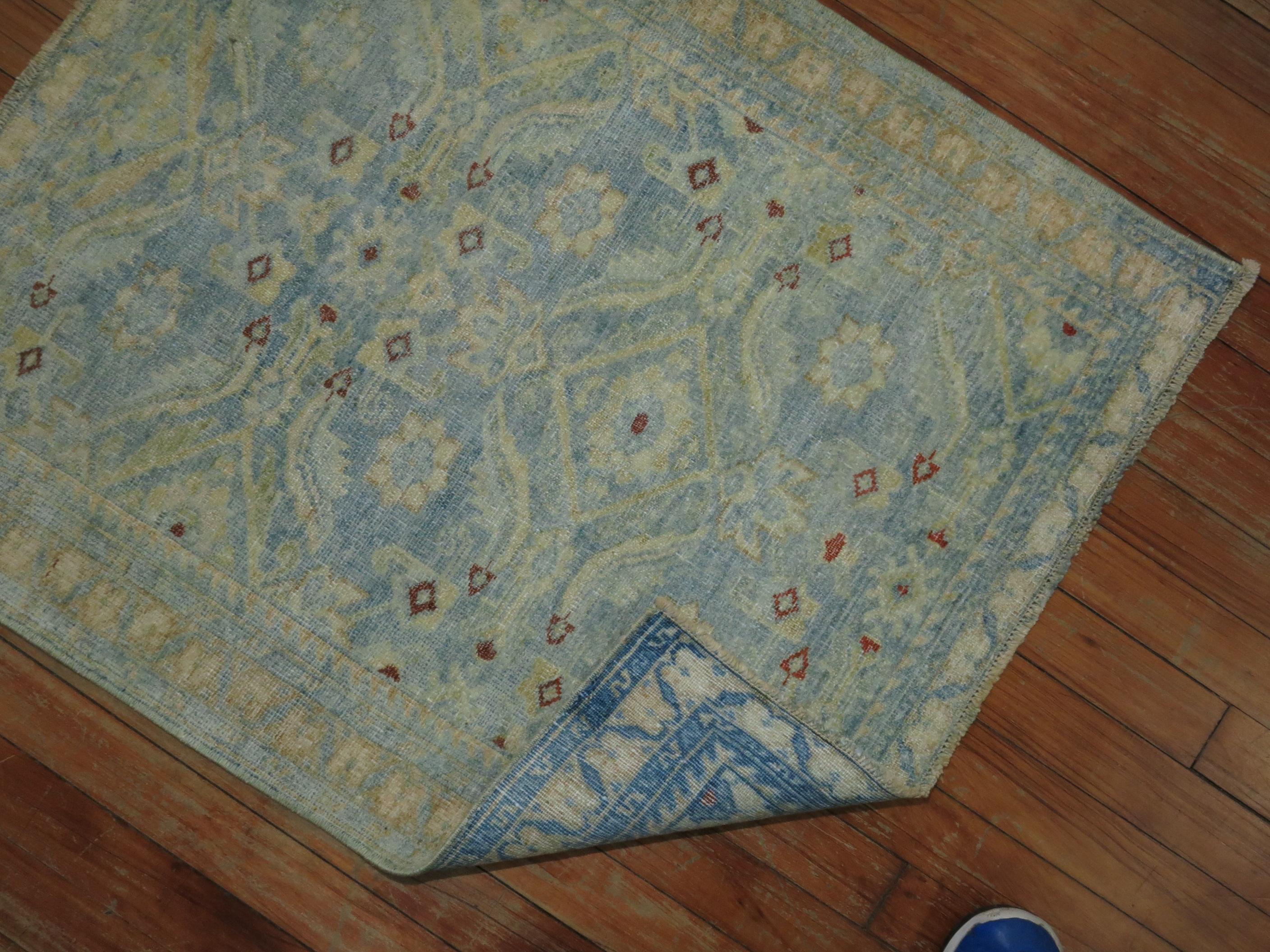 Puderblauer quadratischer persischer Malayer-Miniteppich in pulverblau im Zustand „Gut“ im Angebot in New York, NY
