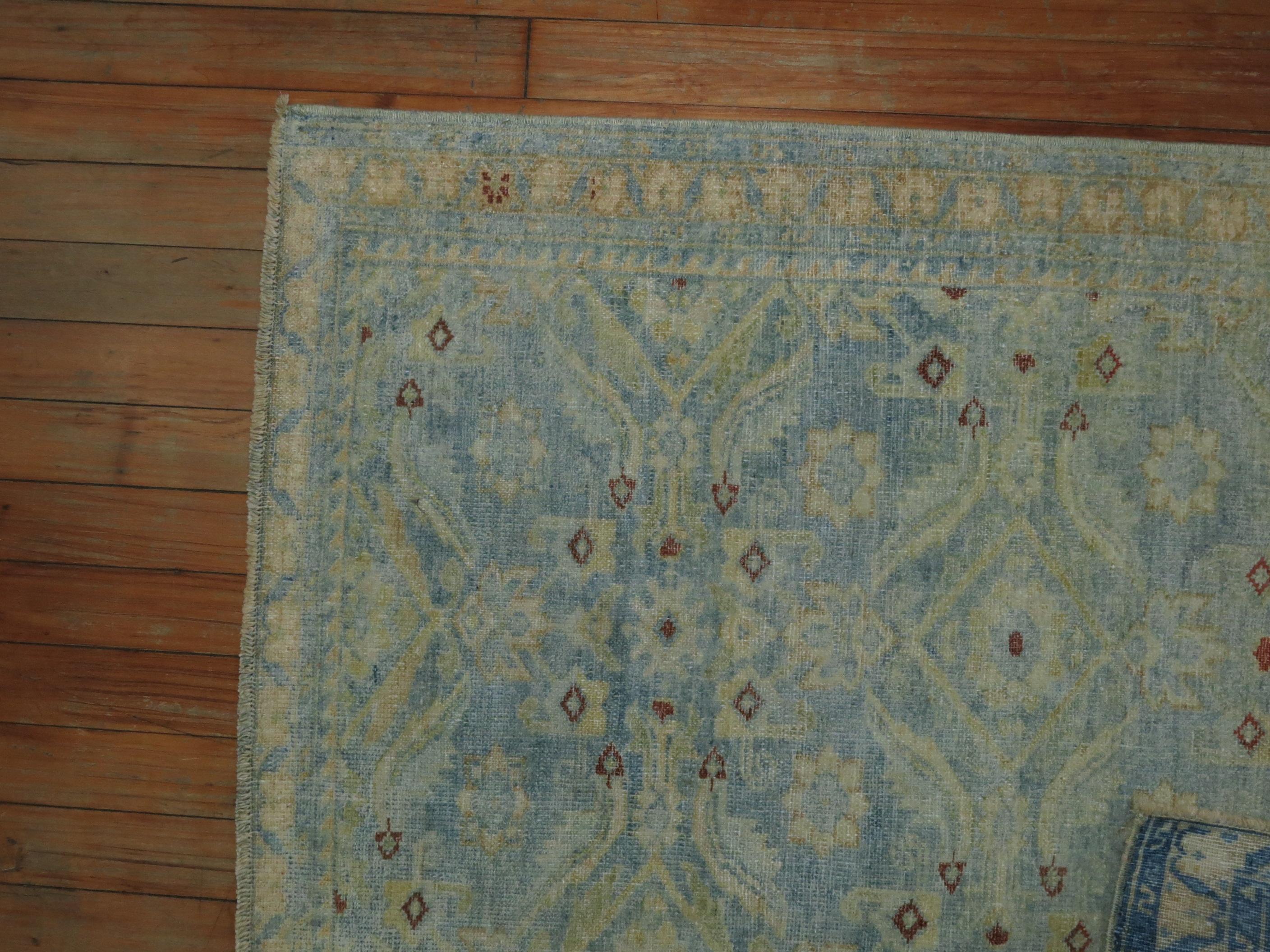 Puderblauer quadratischer persischer Malayer-Miniteppich in pulverblau (Wolle) im Angebot