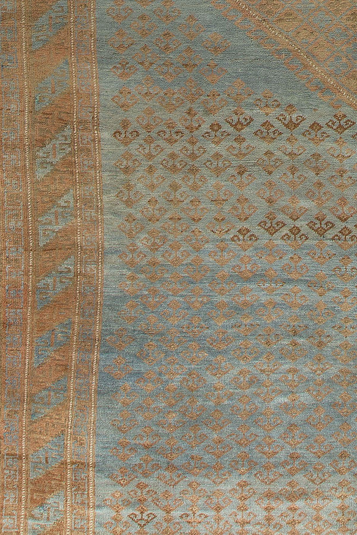 Persischer Kurdenteppich aus der Mitte des 20. Jahrhunderts mit puderblauem Feld mit silbernen Streifen an einem Ende, Akzente in Braun.

Maße: 8'7